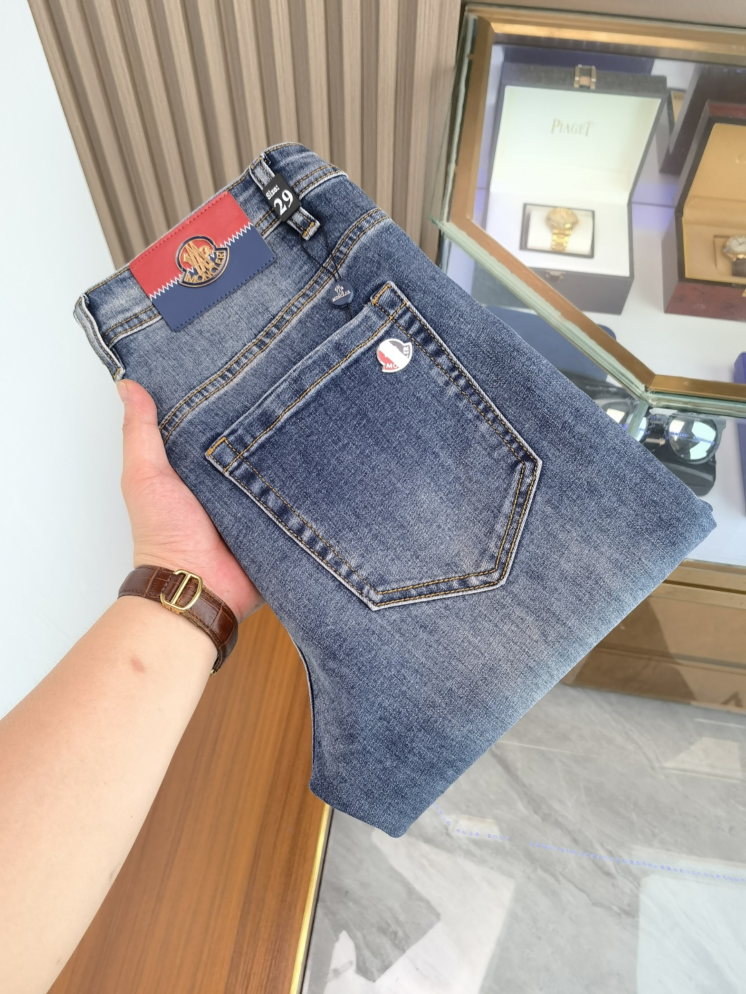 NO:610597,Men's denim jeans, official album and poster outfit!  High-grade imported denim raw color fabrics are supplied to customers, and the pure 13oz denim fabrics from Okayama, Japan are specially selected. Heavy-duty environmentally friendly plant enzyme washing process is used. The texture has a light retro color, which is quite beautiful and is very suitable for autumn and winter color matching. The fabric is soft and delicate after washing, but has strong bones and a slight stretch, providing an excellent comfortable experience. There is no damage from any technological elements throughout the body, retaining the purest tannin color!  The details throughout the body are perfect, exquisite and sophisticated. The latest leather label on the waist highlights the brand's characteristics. The hardware accessories, leather label and wiring all reflect the craftsmanship!  The silhouette is perfectly tailored and has excellent butt lift and slimming effect. It can be easily matched with any top in the wardrobe. It has wide compatibility and is suitable for various daily wear. The upper body is full of style. It is a must-have trousers for those who are obsessed with quality control and 1V!  Size 29-38 No 35 37,,Moncler,jeans,alexander wang19860909蒙口 男士丹宁牛仔裤,官宣画册海报穿搭款！ 客供高级进口的丹宁原色面料,特选日本冈山纯正13oz 盎司牛仔布料,重磅环保植物酵素水洗工艺,肌理有着淡淡的复古色彩,相当漂亮,极符合秋冬的配色,面料经过水洗后柔软细腻,但筋骨感极强,且略带弹力,提供了绝佳的舒适体验,通身无任何工艺元素破坏,保留了最纯粹的丹宁本色！通身细节完美如斯,精湛且考究,最新的腰部皮标彰显了品牌特质,五金配件、皮标、走线无不体现出匠心工艺！版型剪裁完美,提臀修身效果绝佳,可轻松横扫衣橱任何的上装搭配,兼容性广泛,满足于日常各种穿搭,上身型款十足,于品质控及1V迷控者必入型裤装！ 尺码29-38 无35 37,,Moncler,jeans,alexander wang,Men's clothing