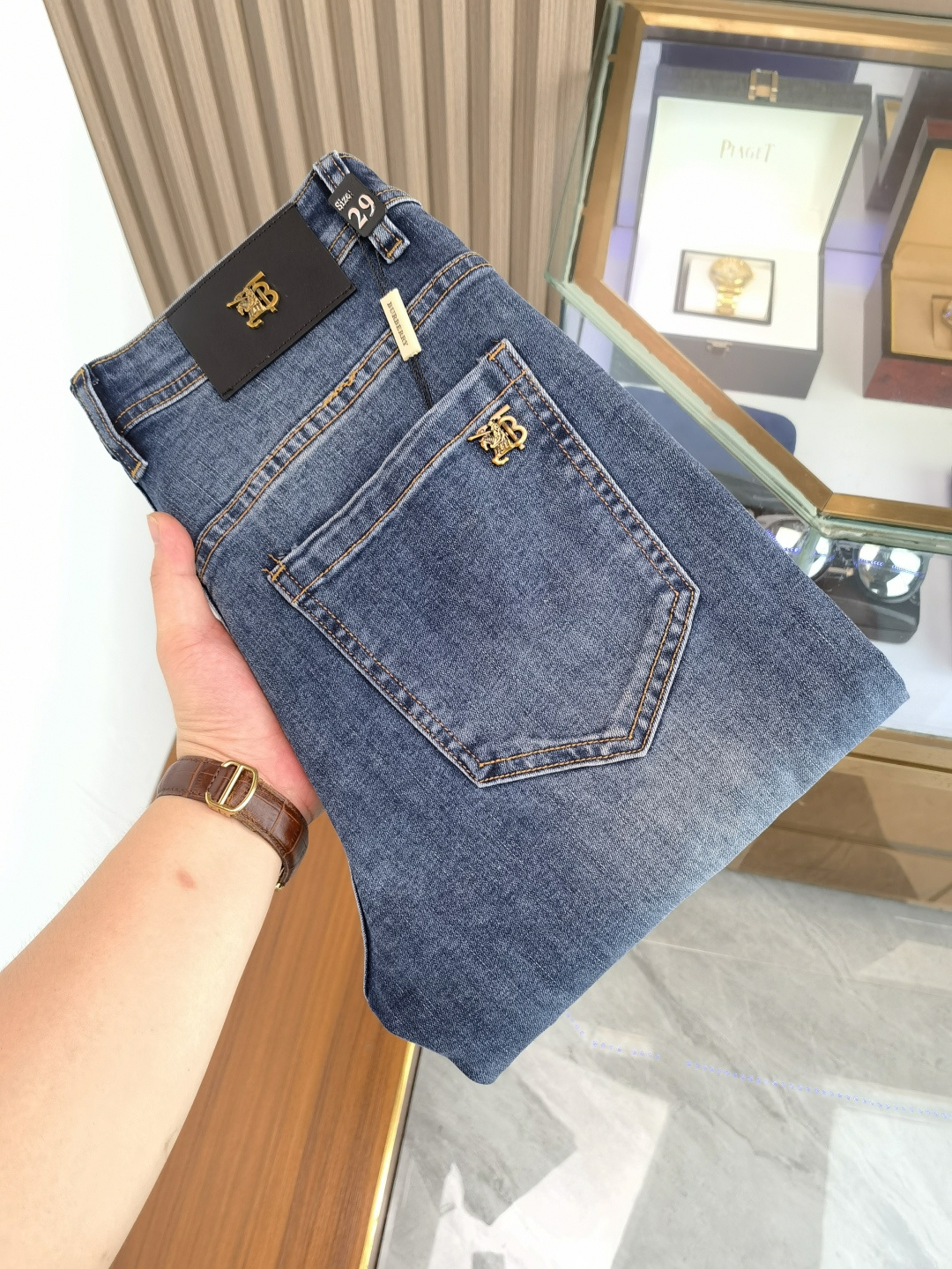 NO:610610,Burberry men's denim jeans, official album and poster outfit style!  High-grade imported denim raw color fabrics are supplied to customers, and the pure 13oz denim fabrics from Okayama, Japan are specially selected. Heavy-duty environmentally friendly plant enzyme washing process is used. The texture has a light retro color, which is quite beautiful and is very suitable for autumn and winter color matching. The fabric is soft and delicate after washing, but has strong bones and a slight stretch, providing an excellent comfortable experience. There is no damage from any technological elements throughout the body, retaining the purest tannin color!  The details throughout the body are perfect, exquisite and sophisticated. The latest leather label on the waist highlights the brand's characteristics. The hardware accessories, leather label and wiring all reflect the craftsmanship!  The silhouette is perfectly tailored and has excellent butt lift and slimming effect. It can be easily matched with any top in the wardrobe. It has wide compatibility and is suitable for various daily wear. The upper body is full of style. It is a must-have trousers for those who are obsessed with quality control and 1V!  Size 29-38 No 35 37,,burberry,burberry,jeans,alexander wang19860909Burberry 巴宝莉 男士丹宁牛仔裤,官宣画册海报穿搭款！ 客供高级进口的丹宁原色面料,特选日本冈山纯正13oz 盎司牛仔布料,重磅环保植物酵素水洗工艺,肌理有着淡淡的复古色彩,相当漂亮,极符合秋冬的配色,面料经过水洗后柔软细腻,但筋骨感极强,且略带弹力,提供了绝佳的舒适体验,通身无任何工艺元素破坏,保留了最纯粹的丹宁本色！通身细节完美如斯,精湛且考究,最新的腰部皮标彰显了品牌特质,五金配件、皮标、走线无不体现出匠心工艺！版型剪裁完美,提臀修身效果绝佳,可轻松横扫衣橱任何的上装搭配,兼容性广泛,满足于日常各种穿搭,上身型款十足,于品质控及1V迷控者必入型裤装！ 尺码29-38 无35 37,,burberry,burberry,jeans,alexander wang,Men's clothing