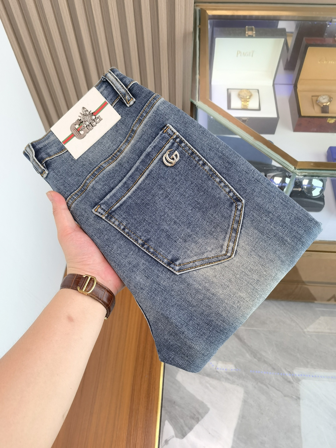 NO:521056,GUCCI Men's denim jeans, official album poster outfit style!  Customer-supplied high-quality imported denim original color fabric, specially selected Japanese Okayama pure 13oz ounce denim fabric, heavy environmentally friendly plant enzyme washing process, the texture has a light retro color, which is quite beautiful, and is very suitable for the autumn and winter color matching. The fabric is soft and delicate after washing, but has a strong bones and a little elastic, providing an excellent comfort experience. There is no damage to any craft elements throughout the body, retaining the purest tannin color!  The whole body details are so perfect, exquisite and exquisite. The latest waist leather marks highlight the brand's characteristics, and hardware accessories, leather marks, and wiring all reflect craftsmanship!  The style is perfectly tailored, and the hip lifting effect is excellent. It can easily sweep any top matching in the wardrobe. It has extensive compatibility and is satisfied with various daily outfits. It has a lot of upper body styles and must-have trousers for quality control and 1V masturbation control!  Size 29-38 None 35 37, gucci,jeans,alexander wang19860909GUCCI 古奇 男士丹宁牛仔裤,官宣画册海报穿搭款！ 客供高级进口的丹宁原色面料,特选日本冈山纯正13oz 盎司牛仔布料,重磅环保植物酵素水洗工艺,肌理有着淡淡的复古色彩,相当漂亮,极符合秋冬的配色,面料经过水洗后柔软细腻,但筋骨感极强,且略带弹力,提供了绝佳的舒适体验,通身无任何工艺元素破坏,保留了最纯粹的丹宁本色！通身细节完美如斯,精湛且考究,最新的腰部皮标彰显了品牌特质,五金配件、皮标、走线无不体现出匠心工艺！版型剪裁完美,提臀修身效果绝佳,可轻松横扫衣橱任何的上装搭配,兼容性广泛,满足于日常各种穿搭,上身型款十足,于品质控及1V迷控者必入型裤装！ 尺码29-38 无35 37,,gucci,jeans,alexander wang,Men's clothing