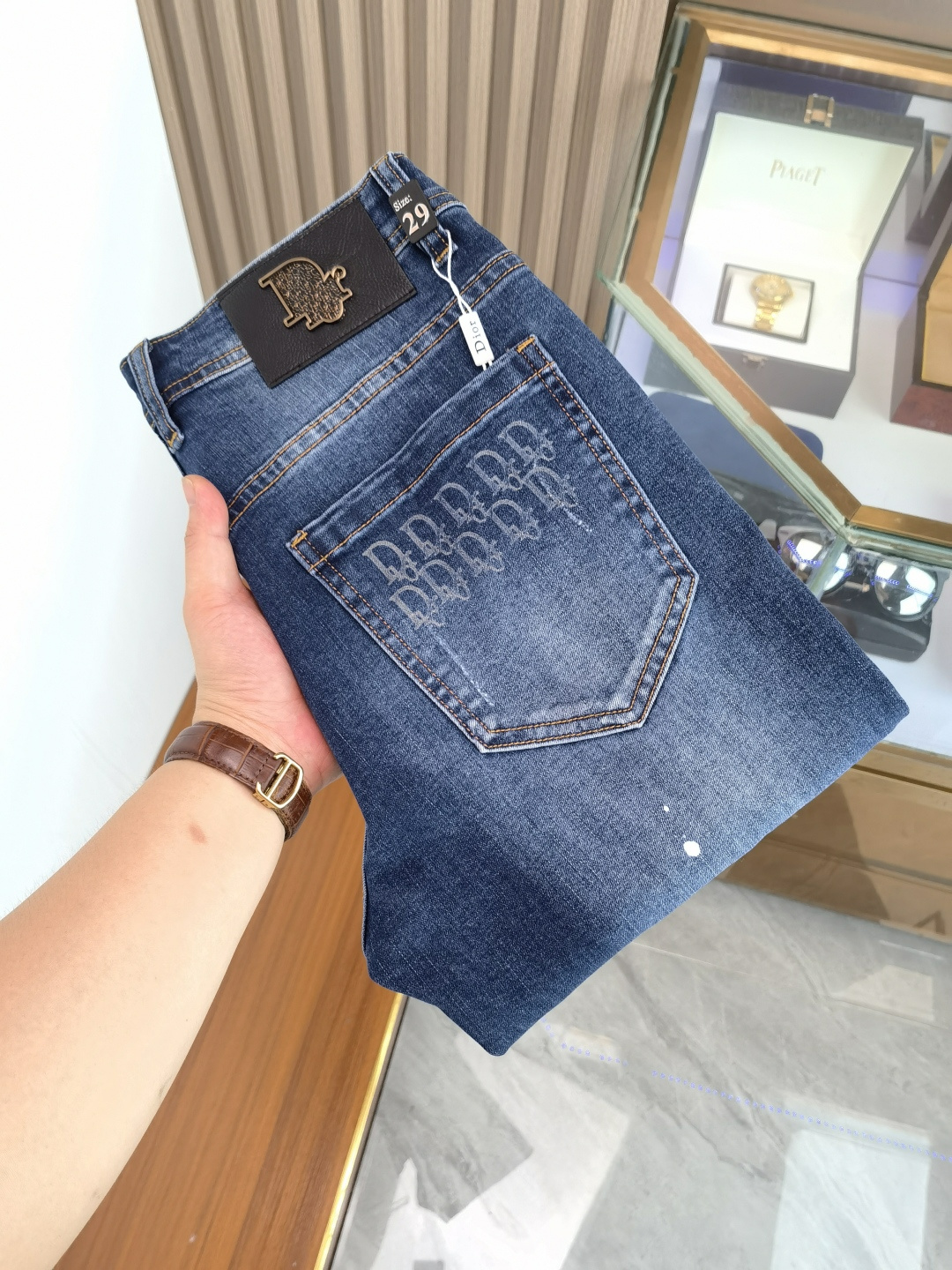 NO:521058,Dior men's denim jeans, official album poster outfit style!  Customer-supplied high-quality imported denim original color fabric, specially selected Japanese Okayama pure 13oz ounce denim fabric, heavy environmentally friendly plant enzyme washing process, the texture has a light retro color, which is quite beautiful, and is very suitable for the autumn and winter color matching. The fabric is soft and delicate after washing, but has a strong bones and a little elastic, providing an excellent comfort experience. There is no damage to any craft elements throughout the body, retaining the purest tannin color!  The whole body details are so perfect, exquisite and exquisite. The latest waist leather marks highlight the brand's characteristics, and hardware accessories, leather marks, and wiring all reflect craftsmanship!  The style is perfectly tailored, and the hip lifting effect is excellent. It can easily sweep any top matching in the wardrobe. It has extensive compatibility and is satisfied with various daily outfits. It has a lot of upper body styles and must-have trousers for quality control and 1V masturbation control!  Size 29-38 None 35 37,,dior,dior,jeans,alexander wang19860909Dior 迪奥 男士丹宁牛仔裤,官宣画册海报穿搭款！ 客供高级进口的丹宁原色面料,特选日本冈山纯正13oz 盎司牛仔布料,重磅环保植物酵素水洗工艺,肌理有着淡淡的复古色彩,相当漂亮,极符合秋冬的配色,面料经过水洗后柔软细腻,但筋骨感极强,且略带弹力,提供了绝佳的舒适体验,通身无任何工艺元素破坏,保留了最纯粹的丹宁本色！通身细节完美如斯,精湛且考究,最新的腰部皮标彰显了品牌特质,五金配件、皮标、走线无不体现出匠心工艺！版型剪裁完美,提臀修身效果绝佳,可轻松横扫衣橱任何的上装搭配,兼容性广泛,满足于日常各种穿搭,上身型款十足,于品质控及1V迷控者必入型裤装！ 尺码29-38 无35 37,,dior,dior,jeans,alexander wang,Men's clothing