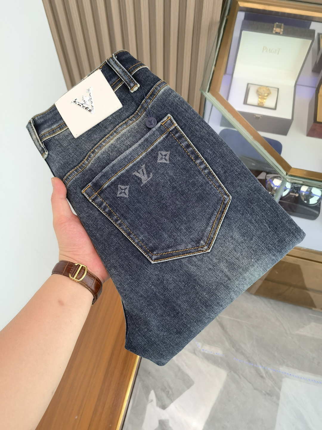 NO:521060,LV men's denim jeans, official album poster outfit style!  Customer-supplied high-quality imported denim original color fabric, specially selected Japanese Okayama pure 13oz ounce denim fabric, heavy environmentally friendly plant enzyme washing process, the texture has a light retro color, which is quite beautiful, and is very suitable for the autumn and winter color matching. The fabric is soft and delicate after washing, but has a strong bones and a little elastic, providing an excellent comfort experience. There is no damage to any craft elements throughout the body, retaining the purest tannin color!  The whole body details are so perfect, exquisite and exquisite. The latest waist leather marks highlight the brand's characteristics, and hardware accessories, leather marks, and wiring all reflect craftsmanship!  The style is perfectly tailored, and the hip lifting effect is excellent. It can easily sweep any top matching in the wardrobe. It has extensive compatibility and is satisfied with various daily outfits. It has a lot of upper body styles and must-have trousers for quality control and 1V masturbation control!  Size 29-38 None 35 37,,louis vuitton,jeans,alexander wang19860909LV 男士丹宁牛仔裤,官宣画册海报穿搭款！ 客供高级进口的丹宁原色面料,特选日本冈山纯正13oz 盎司牛仔布料,重磅环保植物酵素水洗工艺,肌理有着淡淡的复古色彩,相当漂亮,极符合秋冬的配色,面料经过水洗后柔软细腻,但筋骨感极强,且略带弹力,提供了绝佳的舒适体验,通身无任何工艺元素破坏,保留了最纯粹的丹宁本色！通身细节完美如斯,精湛且考究,最新的腰部皮标彰显了品牌特质,五金配件、皮标、走线无不体现出匠心工艺！版型剪裁完美,提臀修身效果绝佳,可轻松横扫衣橱任何的上装搭配,兼容性广泛,满足于日常各种穿搭,上身型款十足,于品质控及1V迷控者必入型裤装！ 尺码29-38 无35 37,,louis vuitton,jeans,alexander wang,Men's clothing