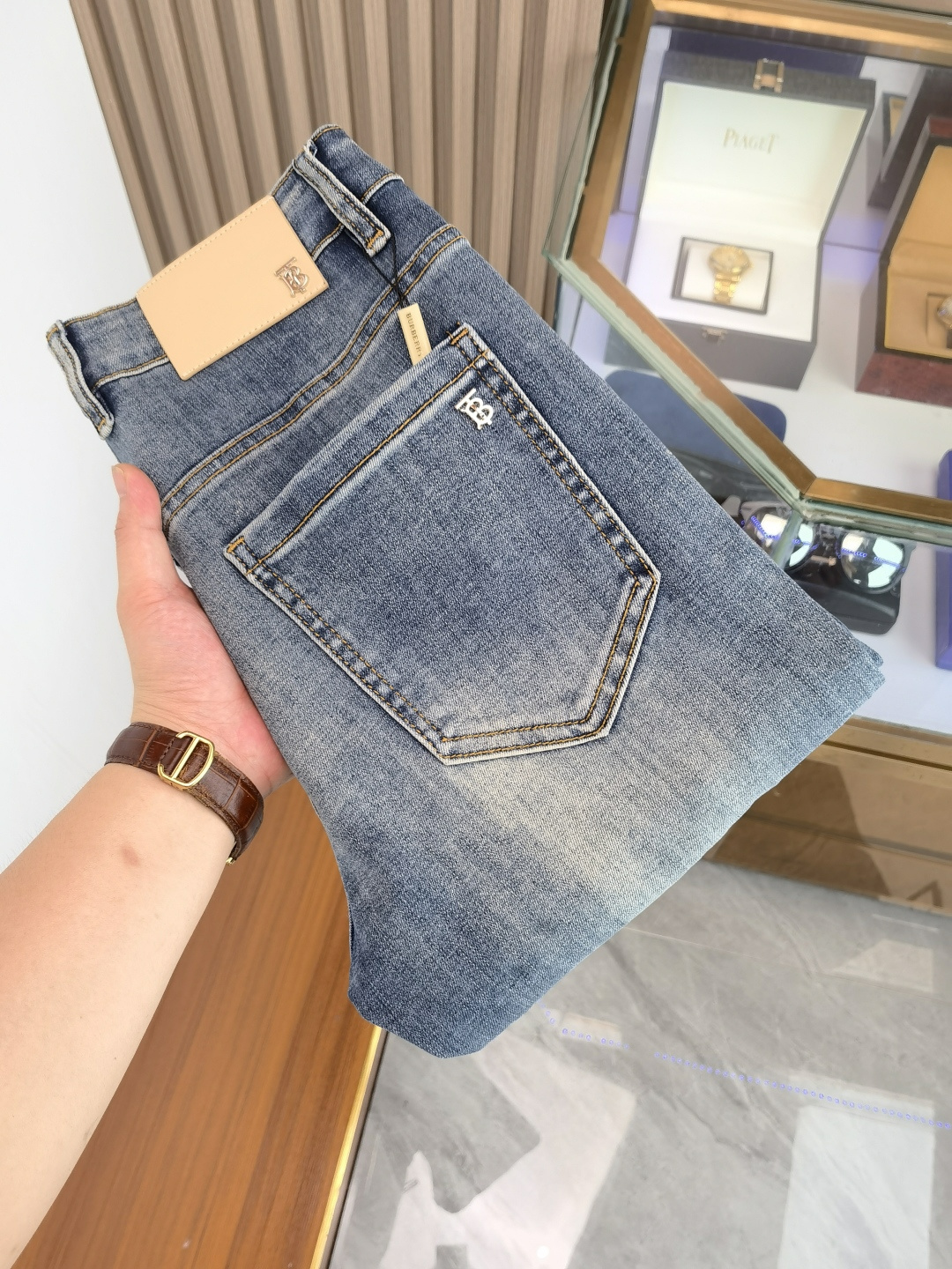 NO:610595,Burberry men's denim jeans, official album and poster outfit style!  High-grade imported denim raw color fabrics are supplied to customers, and the pure 13oz denim fabrics from Okayama, Japan are specially selected. Heavy-duty environmentally friendly plant enzyme washing process is used. The texture has a light retro color, which is quite beautiful and is very suitable for autumn and winter color matching. The fabric is soft and delicate after washing, but has strong bones and a slight stretch, providing an excellent comfortable experience. There is no damage from any technological elements throughout the body, retaining the purest tannin color!  The details throughout the body are perfect, exquisite and sophisticated. The latest leather label on the waist highlights the brand's characteristics. The hardware accessories, leather label and wiring all reflect the craftsmanship!  The silhouette is perfectly tailored and has excellent butt lift and slimming effect. It can be easily matched with any top in the wardrobe. It has wide compatibility and is suitable for various daily wear. The upper body is full of style. It is a must-have trousers for those who are obsessed with quality control and 1V!  Size 29-38 No 35 37,,burberry,burberry,jeans,alexander wang19860909Burberry 巴宝莉 男士丹宁牛仔裤,官宣画册海报穿搭款！ 客供高级进口的丹宁原色面料,特选日本冈山纯正13oz 盎司牛仔布料,重磅环保植物酵素水洗工艺,肌理有着淡淡的复古色彩,相当漂亮,极符合秋冬的配色,面料经过水洗后柔软细腻,但筋骨感极强,且略带弹力,提供了绝佳的舒适体验,通身无任何工艺元素破坏,保留了最纯粹的丹宁本色！通身细节完美如斯,精湛且考究,最新的腰部皮标彰显了品牌特质,五金配件、皮标、走线无不体现出匠心工艺！版型剪裁完美,提臀修身效果绝佳,可轻松横扫衣橱任何的上装搭配,兼容性广泛,满足于日常各种穿搭,上身型款十足,于品质控及1V迷控者必入型裤装！ 尺码29-38 无35 37,,burberry,burberry,jeans,alexander wang,Men's clothing