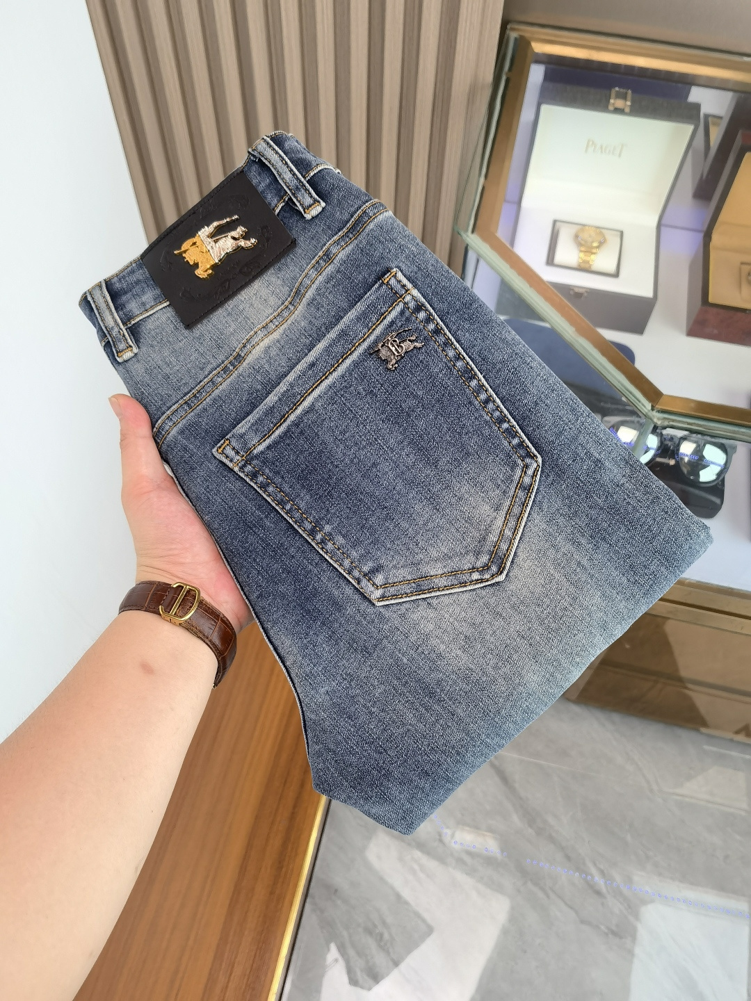 NO:610594,Burberry men's denim jeans, official album and poster outfit style!  High-grade imported denim raw color fabrics are supplied to customers, and the pure 13oz denim fabrics from Okayama, Japan are specially selected. Heavy-duty environmentally friendly plant enzyme washing process is used. The texture has a light retro color, which is quite beautiful and is very suitable for autumn and winter color matching. The fabric is soft and delicate after washing, but has strong bones and a slight stretch, providing an excellent comfortable experience. There is no damage from any technological elements throughout the body, retaining the purest tannin color!  The details throughout the body are perfect, exquisite and sophisticated. The latest leather label on the waist highlights the brand's characteristics. The hardware accessories, leather label and wiring all reflect the craftsmanship!  The silhouette is perfectly tailored and has excellent butt lift and slimming effect. It can be easily matched with any top in the wardrobe. It has wide compatibility and is suitable for various daily wear. The upper body is full of style. It is a must-have trousers for those who are obsessed with quality control and 1V!  Size 29-38 No 35 37,,burberry,burberry,jeans,alexander wang19860909Burberry 巴宝莉 男士丹宁牛仔裤,官宣画册海报穿搭款！ 客供高级进口的丹宁原色面料,特选日本冈山纯正13oz 盎司牛仔布料,重磅环保植物酵素水洗工艺,肌理有着淡淡的复古色彩,相当漂亮,极符合秋冬的配色,面料经过水洗后柔软细腻,但筋骨感极强,且略带弹力,提供了绝佳的舒适体验,通身无任何工艺元素破坏,保留了最纯粹的丹宁本色！通身细节完美如斯,精湛且考究,最新的腰部皮标彰显了品牌特质,五金配件、皮标、走线无不体现出匠心工艺！版型剪裁完美,提臀修身效果绝佳,可轻松横扫衣橱任何的上装搭配,兼容性广泛,满足于日常各种穿搭,上身型款十足,于品质控及1V迷控者必入型裤装！ 尺码29-38 无35 37,,burberry,burberry,jeans,alexander wang,Men's clothing