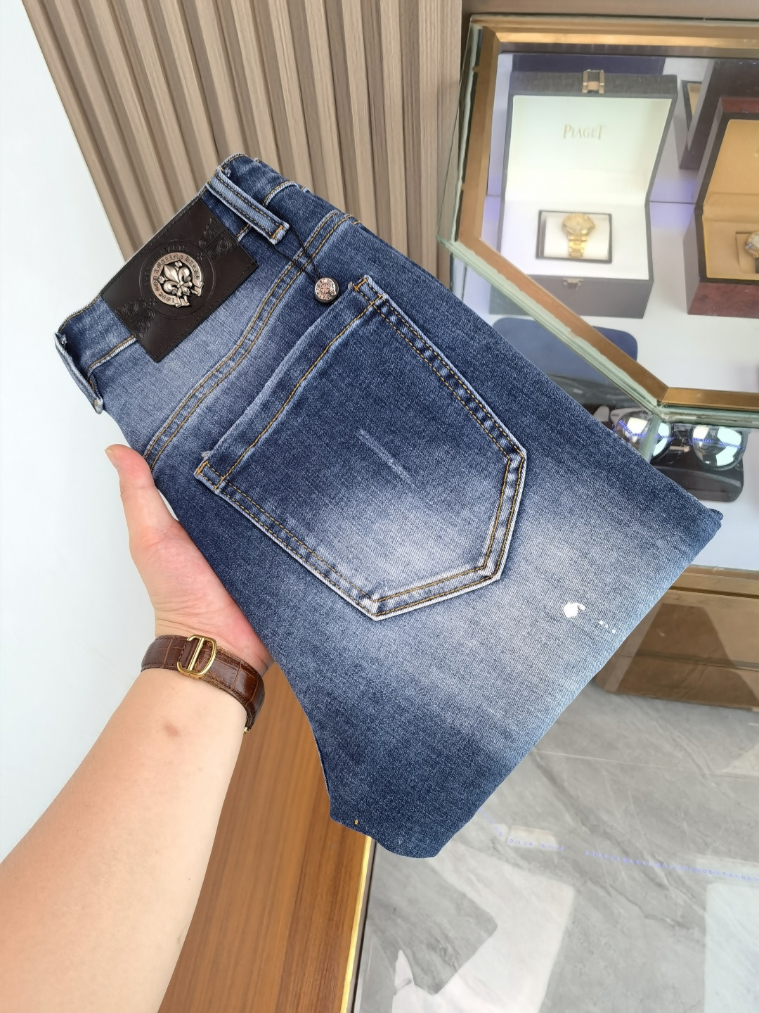 NO:610593,Croxin men's denim jeans, official album and poster wear style!  High-grade imported denim raw color fabrics are supplied to customers, and the pure 13oz denim fabrics from Okayama, Japan are specially selected. Heavy-duty environmentally friendly plant enzyme washing process is used. The texture has a light retro color, which is quite beautiful and is very suitable for autumn and winter color matching. The fabric is soft and delicate after washing, but has strong bones and a slight stretch, providing an excellent comfortable experience. There is no damage from any technological elements throughout the body, retaining the purest tannin color!  The details throughout the body are perfect, exquisite and sophisticated. The latest leather label on the waist highlights the brand's characteristics. The hardware accessories, leather label and wiring all reflect the craftsmanship!  The silhouette is perfectly tailored and has excellent butt lift and slimming effect. It can be easily matched with any top in the wardrobe. It has wide compatibility and is suitable for various daily wear. The upper body is full of style. It is a must-have trousers for those who are obsessed with quality control and 1V!  Size 29-38 No 35 37,,chrome hearts,jeans,alexander wang19860909克罗心 男士丹宁牛仔裤,官宣画册海报穿搭款！ 客供高级进口的丹宁原色面料,特选日本冈山纯正13oz 盎司牛仔布料,重磅环保植物酵素水洗工艺,肌理有着淡淡的复古色彩,相当漂亮,极符合秋冬的配色,面料经过水洗后柔软细腻,但筋骨感极强,且略带弹力,提供了绝佳的舒适体验,通身无任何工艺元素破坏,保留了最纯粹的丹宁本色！通身细节完美如斯,精湛且考究,最新的腰部皮标彰显了品牌特质,五金配件、皮标、走线无不体现出匠心工艺！版型剪裁完美,提臀修身效果绝佳,可轻松横扫衣橱任何的上装搭配,兼容性广泛,满足于日常各种穿搭,上身型款十足,于品质控及1V迷控者必入型裤装！ 尺码29-38 无35 37,,chrome hearts,jeans,alexander wang,Men's clothing