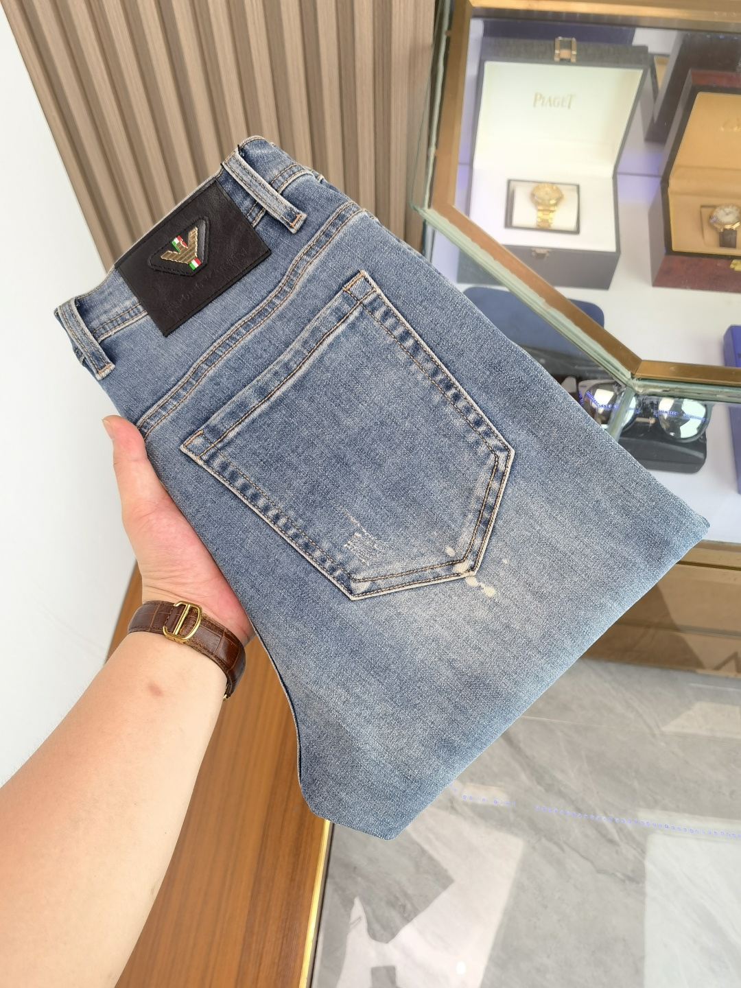 NO:610607,Armani Armani men's denim jeans, official album and poster wear style!  High-grade imported denim raw color fabrics are supplied to customers, and the pure 13oz denim fabrics from Okayama, Japan are specially selected. Heavy-duty environmentally friendly plant enzyme washing process is used. The texture has a light retro color, which is quite beautiful and is very suitable for autumn and winter color matching. The fabric is soft and delicate after washing, but has strong bones and a slight stretch, providing an excellent comfortable experience. There is no damage from any technological elements throughout the body, retaining the purest tannin color!  The details throughout the body are perfect, exquisite and sophisticated. The latest leather label on the waist highlights the brand's characteristics. The hardware accessories, leather label and wiring all reflect the craftsmanship!  The silhouette is perfectly tailored and has excellent butt lift and slimming effect. It can be easily matched with any top in the wardrobe. It has wide compatibility and is suitable for various daily wear. The upper body is full of style. It is a must-have trousers for those who are obsessed with quality control and 1V!  Size 29-38 No 35 37,,armani,armani,jeans,alexander wang19860909Armani 阿玛尼 男士丹宁牛仔裤,官宣画册海报穿搭款！ 客供高级进口的丹宁原色面料,特选日本冈山纯正13oz 盎司牛仔布料,重磅环保植物酵素水洗工艺,肌理有着淡淡的复古色彩,相当漂亮,极符合秋冬的配色,面料经过水洗后柔软细腻,但筋骨感极强,且略带弹力,提供了绝佳的舒适体验,通身无任何工艺元素破坏,保留了最纯粹的丹宁本色！通身细节完美如斯,精湛且考究,最新的腰部皮标彰显了品牌特质,五金配件、皮标、走线无不体现出匠心工艺！版型剪裁完美,提臀修身效果绝佳,可轻松横扫衣橱任何的上装搭配,兼容性广泛,满足于日常各种穿搭,上身型款十足,于品质控及1V迷控者必入型裤装！ 尺码29-38 无35 37,,armani,armani,jeans,alexander wang,Men's clothing