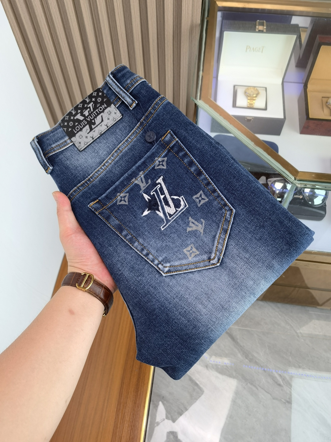 NO:610604,LV men's denim jeans, official album and poster outfit style!  High-grade imported denim raw color fabrics are supplied to customers, and the pure 13oz denim fabrics from Okayama, Japan are specially selected. Heavy-duty environmentally friendly plant enzyme washing process is used. The texture has a light retro color, which is quite beautiful and is very suitable for autumn and winter color matching. The fabric is soft and delicate after washing, but has strong bones and a slight stretch, providing an excellent comfortable experience. There is no damage from any technological elements throughout the body, retaining the purest tannin color!  The details throughout the body are perfect, exquisite and sophisticated. The latest leather label on the waist highlights the brand's characteristics. The hardware accessories, leather label and wiring all reflect the craftsmanship!  The silhouette is perfectly tailored and has excellent butt lift and slimming effect. It can be easily matched with any top in the wardrobe. It has wide compatibility and is suitable for various daily wear. The upper body is full of style. It is a must-have trousers for those who are obsessed with quality control and 1V!  Size 29-38 No 35 37,,louis vuitton,jeans,alexander wang19860909LV 男士丹宁牛仔裤,官宣画册海报穿搭款！ 客供高级进口的丹宁原色面料,特选日本冈山纯正13oz 盎司牛仔布料,重磅环保植物酵素水洗工艺,肌理有着淡淡的复古色彩,相当漂亮,极符合秋冬的配色,面料经过水洗后柔软细腻,但筋骨感极强,且略带弹力,提供了绝佳的舒适体验,通身无任何工艺元素破坏,保留了最纯粹的丹宁本色！通身细节完美如斯,精湛且考究,最新的腰部皮标彰显了品牌特质,五金配件、皮标、走线无不体现出匠心工艺！版型剪裁完美,提臀修身效果绝佳,可轻松横扫衣橱任何的上装搭配,兼容性广泛,满足于日常各种穿搭,上身型款十足,于品质控及1V迷控者必入型裤装！ 尺码29-38 无35 37,,louis vuitton,jeans,alexander wang,Men's clothing