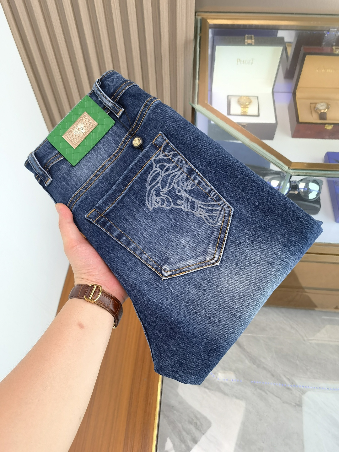 NO:610601,Versace men's denim jeans, official album and poster style!  High-grade imported denim raw color fabrics are supplied to customers, and the pure 13oz denim fabrics from Okayama, Japan are specially selected. Heavy-duty environmentally friendly plant enzyme washing process is used. The texture has a light retro color, which is quite beautiful and is very suitable for autumn and winter color matching. The fabric is soft and delicate after washing, but has strong bones and a slight stretch, providing an excellent comfortable experience. There is no damage from any technological elements throughout the body, retaining the purest tannin color!  The details throughout the body are perfect, exquisite and sophisticated. The latest leather label on the waist highlights the brand's characteristics. The hardware accessories, leather label and wiring all reflect the craftsmanship!  The silhouette is perfectly tailored and has excellent butt lift and slimming effect. It can be easily matched with any top in the wardrobe. It has wide compatibility and is suitable for various daily wear. The upper body is full of style. It is a must-have trousers for those who are obsessed with quality control and 1V!  Size 29-38 No 35 37,,versace,jeans,alexander wang19860909范思哲 男士丹宁牛仔裤,官宣画册海报穿搭款！ 客供高级进口的丹宁原色面料,特选日本冈山纯正13oz 盎司牛仔布料,重磅环保植物酵素水洗工艺,肌理有着淡淡的复古色彩,相当漂亮,极符合秋冬的配色,面料经过水洗后柔软细腻,但筋骨感极强,且略带弹力,提供了绝佳的舒适体验,通身无任何工艺元素破坏,保留了最纯粹的丹宁本色！通身细节完美如斯,精湛且考究,最新的腰部皮标彰显了品牌特质,五金配件、皮标、走线无不体现出匠心工艺！版型剪裁完美,提臀修身效果绝佳,可轻松横扫衣橱任何的上装搭配,兼容性广泛,满足于日常各种穿搭,上身型款十足,于品质控及1V迷控者必入型裤装！ 尺码29-38 无35 37,,versace,jeans,alexander wang,Men's clothing