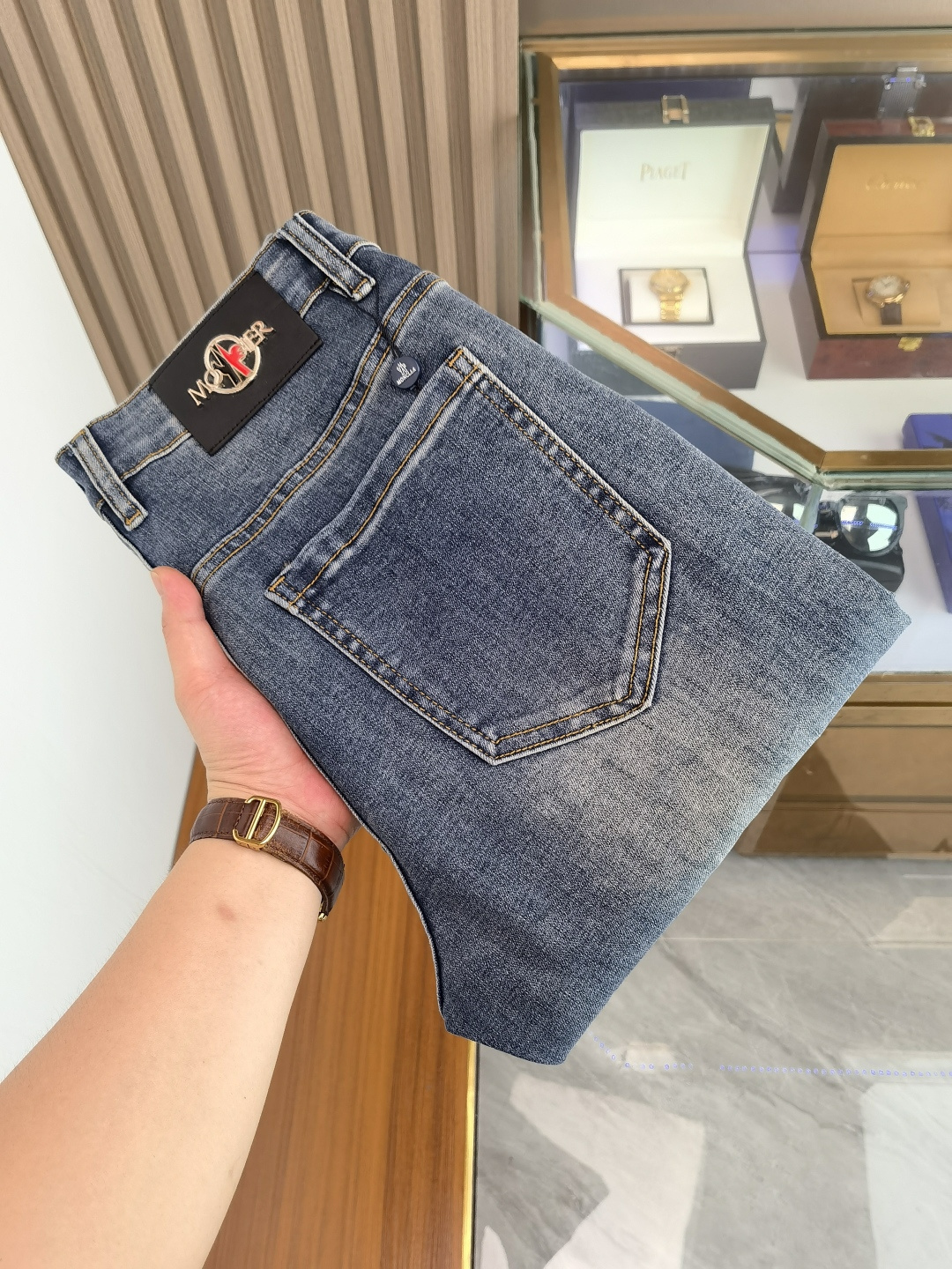 NO:610596,Men's denim jeans, official album and poster outfit!  High-grade imported denim raw color fabrics are supplied to customers, and the pure 13oz denim fabrics from Okayama, Japan are specially selected. Heavy-duty environmentally friendly plant enzyme washing process is used. The texture has a light retro color, which is quite beautiful and is very suitable for autumn and winter color matching. The fabric is soft and delicate after washing, but has strong bones and a slight stretch, providing an excellent comfortable experience. There is no damage from any technological elements throughout the body, retaining the purest tannin color!  The details throughout the body are perfect, exquisite and sophisticated. The latest leather label on the waist highlights the brand's characteristics. The hardware accessories, leather label and wiring all reflect the craftsmanship!  The silhouette is perfectly tailored and has excellent butt lift and slimming effect. It can be easily matched with any top in the wardrobe. It has wide compatibility and is suitable for various daily wear. The upper body is full of style. It is a must-have trousers for those who are obsessed with quality control and 1V!  Size 29-38 No 35 37,,Moncler,jeans,alexander wang19860909蒙口 男士丹宁牛仔裤,官宣画册海报穿搭款！ 客供高级进口的丹宁原色面料,特选日本冈山纯正13oz 盎司牛仔布料,重磅环保植物酵素水洗工艺,肌理有着淡淡的复古色彩,相当漂亮,极符合秋冬的配色,面料经过水洗后柔软细腻,但筋骨感极强,且略带弹力,提供了绝佳的舒适体验,通身无任何工艺元素破坏,保留了最纯粹的丹宁本色！通身细节完美如斯,精湛且考究,最新的腰部皮标彰显了品牌特质,五金配件、皮标、走线无不体现出匠心工艺！版型剪裁完美,提臀修身效果绝佳,可轻松横扫衣橱任何的上装搭配,兼容性广泛,满足于日常各种穿搭,上身型款十足,于品质控及1V迷控者必入型裤装！ 尺码29-38 无35 37,,Moncler,jeans,alexander wang,Men's clothing