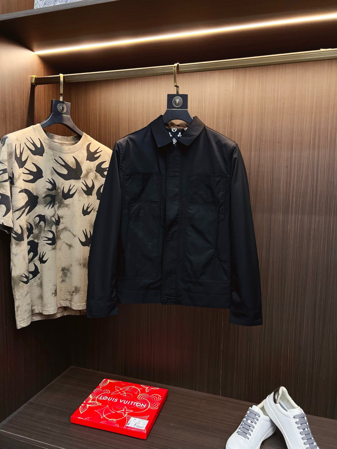 NO:567017,Burberry 2025 autumn and winter counter new casual fashion jacket. Ultra-avant-garde design style. Brand logo heavy-duty embellishment design. Delicate and comfortable. Very light to wear and not easy to wrinkle. Multiple craftsmanship. The overall design is quite visual. The upper body is casual and stylish, with a certain degree of stiffness. It is definitely recommended for the temperament that is at the forefront of fashion. It is a must-have for urban leisure. Size M-4XL,,burberry,burberry,jackets & coats,jackets &  coats,alexander wang19860909Burberry 巴宝莉 2025秋冬专柜新款休闲时尚夹克外套 超前卫设计风格 品牌logo重工点缀设计 细腻舒适 穿着非常轻便不易起皱.多重重工艺 整体的设计颇具视觉感,上身休闲有型,有一定的挺括度,绝对走在时尚最尖端的气质感推荐,都市休闲必备.尺码 M-4XL,,burberry,burberry,jackets & coats,jackets & coats,alexander wang,Men's clothing