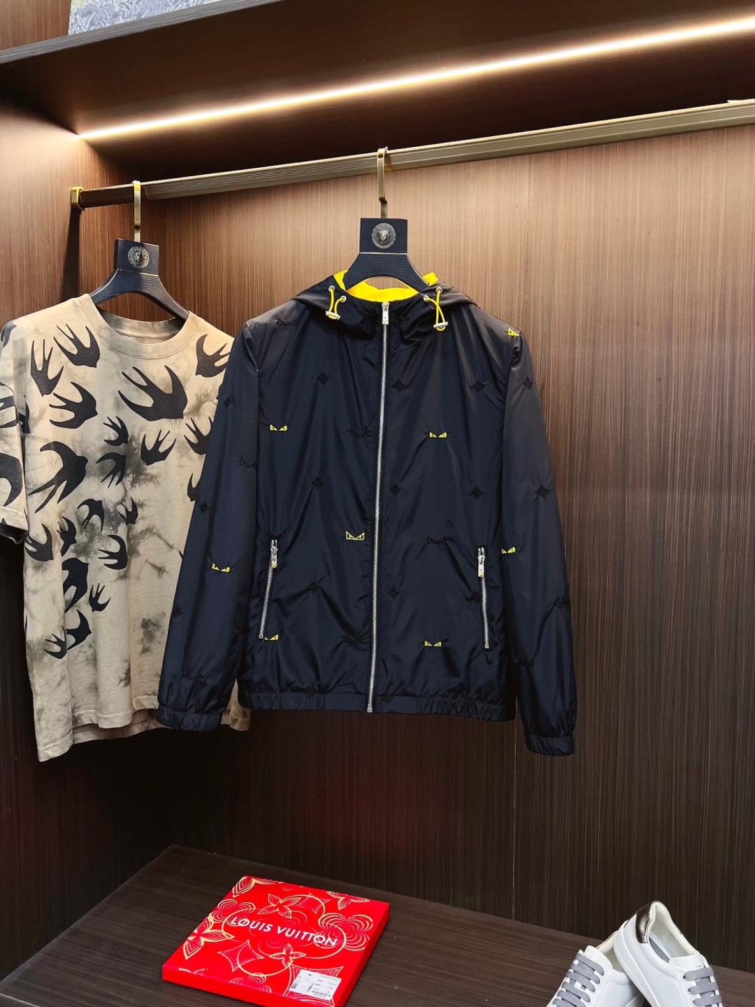 NO:567022,FENDI Fendi 2025 autumn and winter counter new casual fashion jacket. Ultra-avant-garde design style. The brand logo is heavily embellished. It is delicate and comfortable. It is very light to wear and not easy to wrinkle. Multiple craftsmanship. The overall design is quite visual. The upper body is casual and stylish, with a certain degree of stiffness. It is definitely recommended for the temperament that is at the forefront of fashion. It is a must-have for urban leisure. Size M-4XL,,fendi,fendi,jackets & coats,jackets &  coats,alexander wang19860909FENDI 芬迪 2025秋冬专柜新款休闲时尚夹克外套 超前卫设计风格 品牌logo重工点缀设计 细腻舒适 穿着非常轻便不易起皱.多重重工艺 整体的设计颇具视觉感,上身休闲有型,有一定的挺括度,绝对走在时尚最尖端的气质感推荐,都市休闲必备.尺码 M-4XL,,fendi,fendi,jackets & coats,jackets & coats,alexander wang,Men's clothing