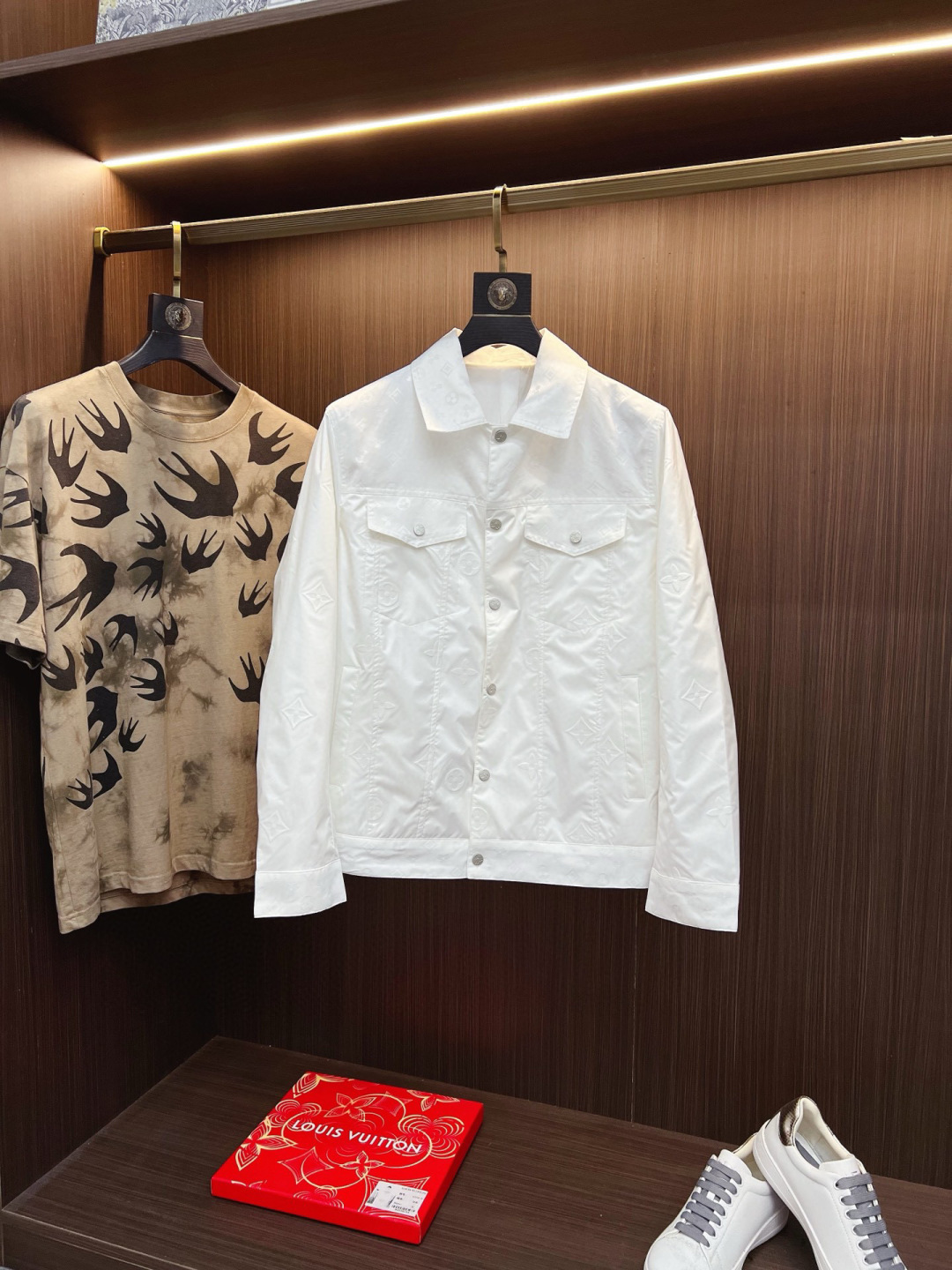 NO:567027,LV 2025 autumn and winter counter new casual fashionable jacket. Ultra-avant-garde design style. Brand logo heavy-duty embellishment design. Delicate and comfortable. Very light to wear and not easy to wrinkle. Multiple layers of craftsmanship. The overall design is quite visual. The upper body is casual and stylish, with a certain degree of stiffness. It is definitely recommended for the temperament that is at the forefront of fashion. It is a must-have for urban leisure. Size M-4XL, Louis Vuitton, jackets & coats, jackets & coats, alexander  wang19860909LV 2025秋冬专柜新款休闲时尚夹克外套 超前卫设计风格 品牌logo重工点缀设计 细腻舒适 穿着非常轻便不易起皱.多重重工艺 整体的设计颇具视觉感,上身休闲有型,有一定的挺括度,绝对走在时尚最尖端的气质感推荐,都市休闲必备.尺码 M-4XL,,louis vuitton,jackets & coats,jackets & coats,alexander wang,Men's clothing