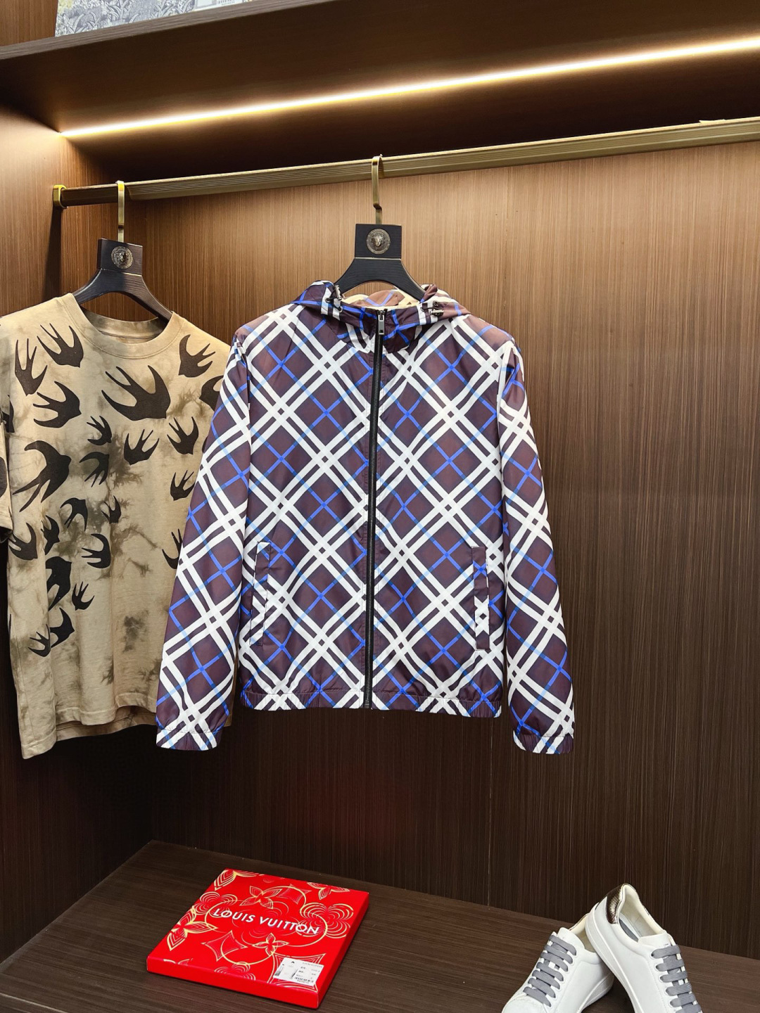 NO:567032,Burberry 2025 autumn and winter counter new casual fashion jacket. Ultra-avant-garde design style. Brand logo heavy-duty embellishment design. Delicate and comfortable. Very light to wear and not easy to wrinkle. Multiple craftsmanship. The overall design is quite visual. The upper body is casual and stylish, with a certain degree of stiffness. It is definitely recommended for the temperament that is at the forefront of fashion. It is a must-have for urban leisure. Size M-4XL,,burberry,burberry,jackets & coats,jackets &  coats,alexander wang19860909Burberry 巴宝莉 2025秋冬专柜新款休闲时尚夹克外套 超前卫设计风格 品牌logo重工点缀设计 细腻舒适 穿着非常轻便不易起皱.多重重工艺 整体的设计颇具视觉感,上身休闲有型,有一定的挺括度,绝对走在时尚最尖端的气质感推荐,都市休闲必备.尺码 M-4XL,,burberry,burberry,jackets & coats,jackets & coats,alexander wang,Men's clothing