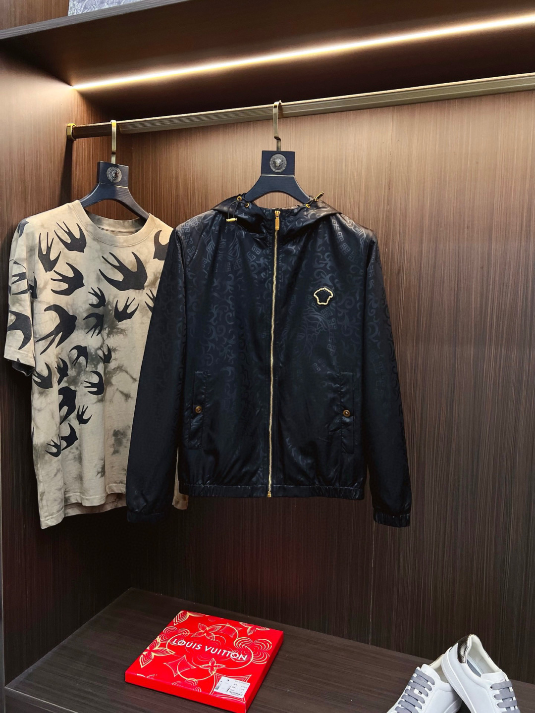 NO:567043,Versace's 2025 autumn and winter counter new casual fashionable jacket. Ultra-avant-garde design style. The brand logo is heavily embellished with design. It is delicate and comfortable. It is very light to wear and not easy to wrinkle. Multiple craftsmanship. The overall design is quite visual. The upper body is casual and stylish, with a certain degree of stiffness. It is definitely recommended for the temperament that is at the forefront of fashion. It is a must-have for urban leisure. Size M-4XL,,versace,jackets & coats,jackets & coats,alexander wang19860909范思哲 2025秋冬专柜新款休闲时尚夹克外套 超前卫设计风格 品牌logo重工点缀设计 细腻舒适 穿着非常轻便不易起皱.多重重工艺 整体的设计颇具视觉感,上身休闲有型,有一定的挺括度,绝对走在时尚最尖端的气质感推荐,都市休闲必备.尺码 M-4XL,,versace,jackets & coats,jackets & coats,alexander wang,Men's clothing