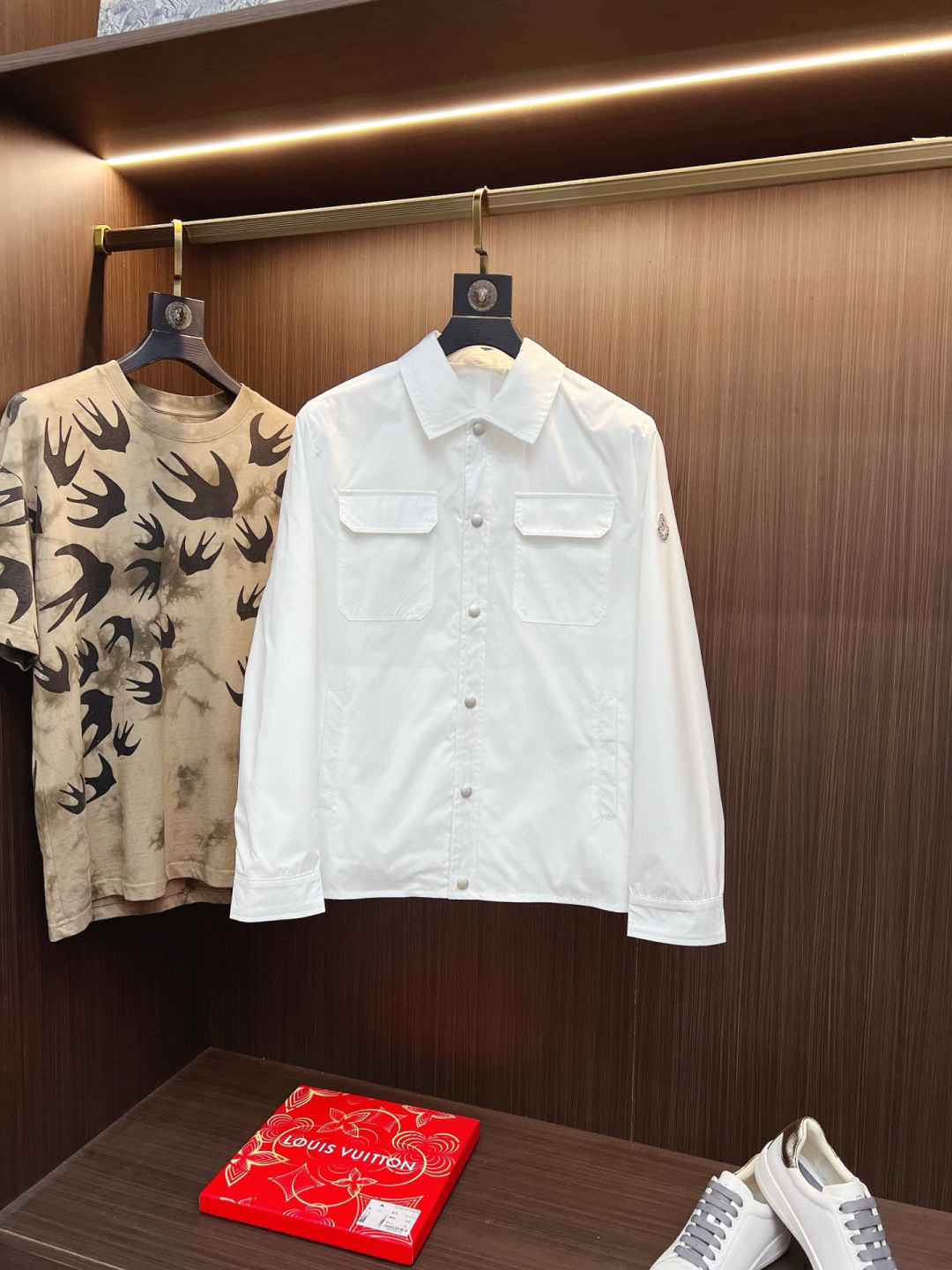 NO:567047,Mengkou 2025 autumn and winter counter new casual fashionable jacket. Ultra-avant-garde design style. Brand logo heavily embellished design. Delicate and comfortable. Very light to wear and not easy to wrinkle. Multiple craftsmanship. The overall design is quite visual. The upper body is casual and stylish, with a certain degree of stiffness. It is definitely recommended for the temperament that is at the forefront of fashion. It is a must-have for urban leisure. Size M-4XL,,Moncler,jackets & coats,jackets & coats,alexander wang19860909蒙口 2025秋冬专柜新款休闲时尚夹克外套 超前卫设计风格 品牌logo重工点缀设计 细腻舒适 穿着非常轻便不易起皱.多重重工艺 整体的设计颇具视觉感,上身休闲有型,有一定的挺括度,绝对走在时尚最尖端的气质感推荐,都市休闲必备.尺码 M-4XL,,Moncler,jackets & coats,jackets & coats,alexander wang,Men's clothing