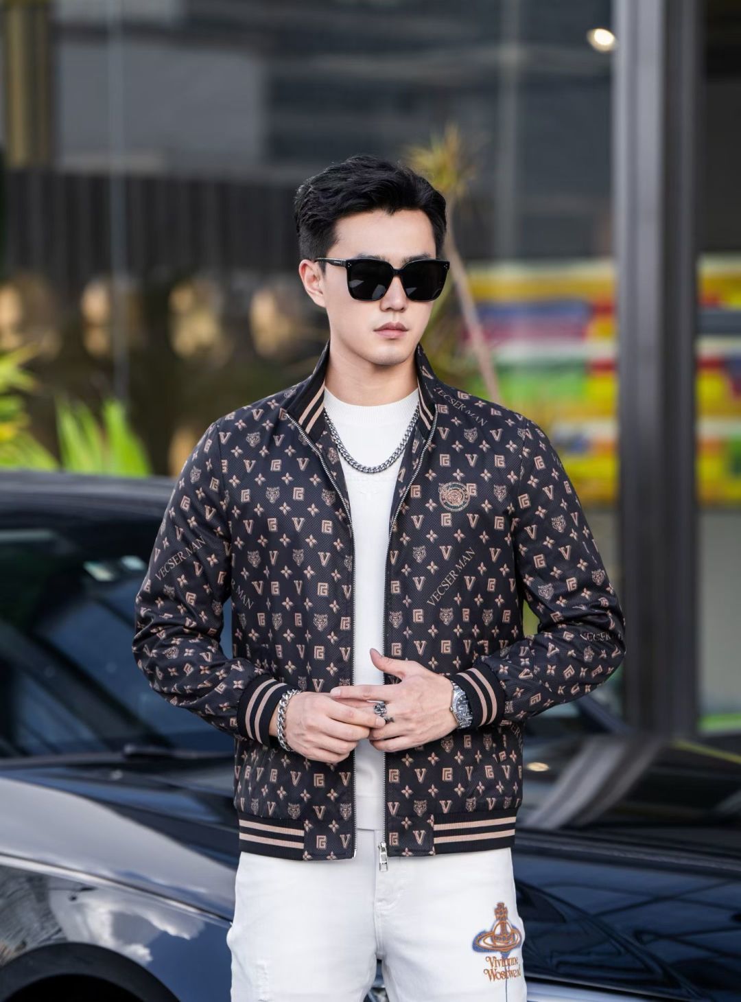 NO:537363,Versace, a new casual and fashionable jacket for autumn and winter counter, super avant-garde design style, brand logo heavy industry embellishment design, delicate and comfortable, very light and not easy to wrinkle. Multiple craftsmanship The overall design is quite visual, the upper body is casual and stylish, with a certain degree of clarity, absolutely recommended to be at the most cutting-edge fashion temperament, a must-have for urban casual. Size M-3XL, versace, jackets & coats, jackets & coats, alexander wang19860909范思哲 秋冬专柜新款休闲时尚夹克外套 超前卫设计风格 品牌logo重工点缀设计 细腻舒适 穿着非常轻便不易起皱.多重重工艺 整体的设计颇具视觉感,上身休闲有型,有一定的挺括度,绝对走在时尚最尖端的气质感推荐,都市休闲必备.尺码 M-3XL,,versace,jackets & coats,jackets & coats,alexander wang,Men's clothing