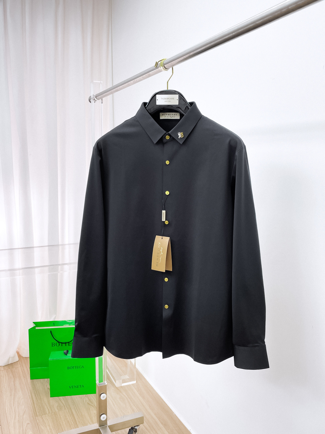 NO:612879,Burberry men's shirt, business casual slim long-sleeved shirt!  A must-have for all men, suitable for both business and leisure!  Early autumn limited edition model with urban business temperament!  It is a very rare counter OEM to order directly to the counter. It is not a problem to save thousands. The tailoring of the shirt is even more precise and plastic. Every man's upper body and back will feel as if he has been tailor-made!  There is no need for too many primary color decorations. For men, simplicity is its own charm!  Made from imported organic cotton, the shape is more crisp and natural, the touch is extremely comfortable, and the fit is excellent!  T size M-3xL,,burberry,burberry,shirts,alexander wang19860909Burberry 巴宝莉 男士衬衫,商务休闲修身款长袖衬衣！ 所有男士必不可缺的一款,宜商务 宜休闲！早秋限量新款,都市商务气质款！ 非常稀有的专柜代工直供柜台的订单,省个大几千不是问题,衬衫的版型剪裁更是精剪塑性,任何一个男士上身后都犹如量身定做一般！不需要过多的原色装饰,对于男士来说极简便是自身魅力！ 客供进口有机棉打造,更显版型的挺括自然, 触感极为舒适,贴身性能绝佳！T尺码M-3xL,,burberry,burberry,shirts,alexander wang,Men's clothing