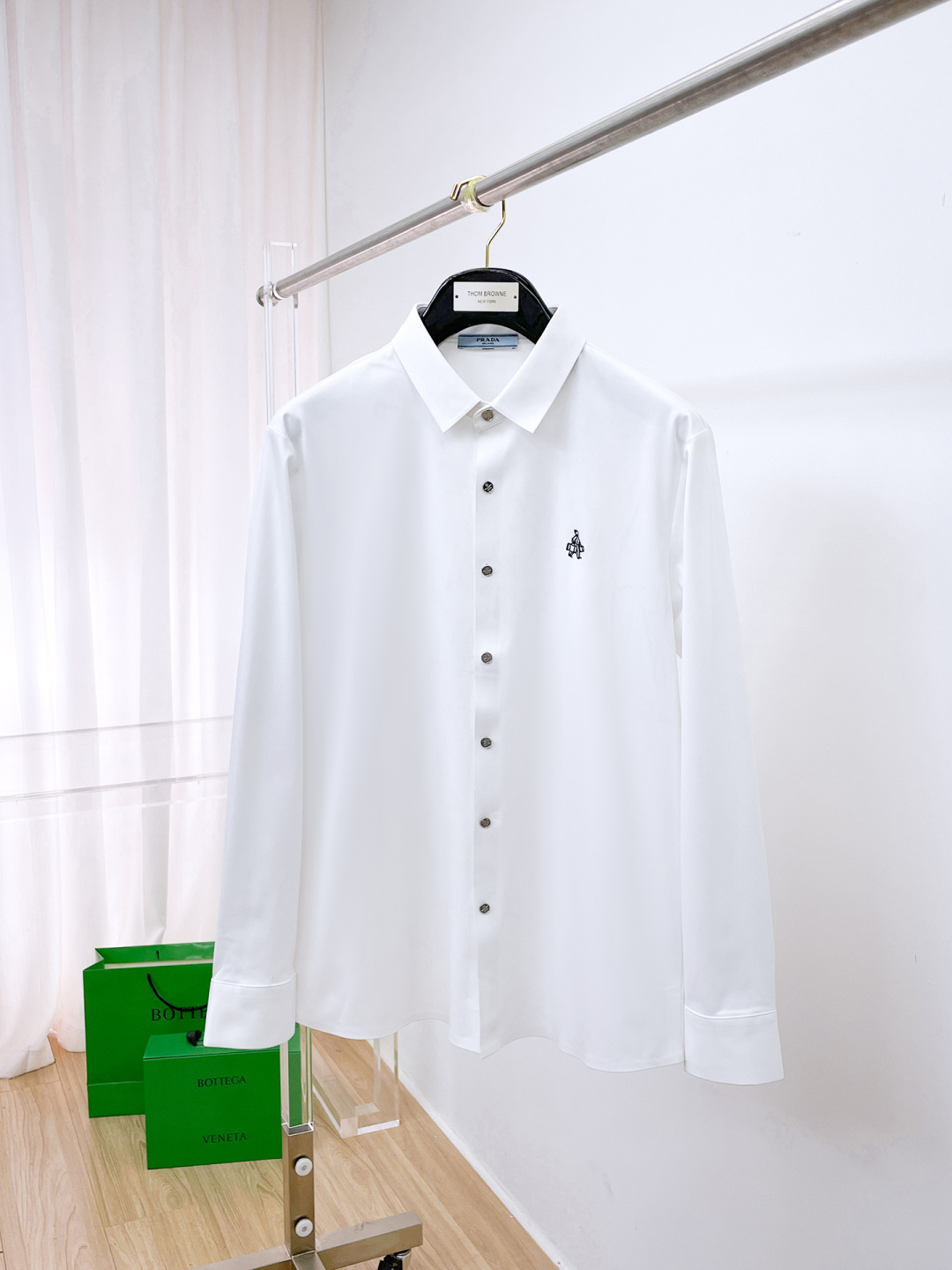 NO:612846,PRADA Men's shirt, business casual slim long-sleeved shirt!  A must-have for all men, suitable for both business and leisure!  Early autumn limited edition model with urban business temperament!  It is a very rare counter OEM to order directly to the counter. It is not a problem to save thousands. The tailoring of the shirt is even more precise and plastic. Every man's upper body and back will feel as if he has been tailor-made!  There is no need for too many primary color decorations. For men, simplicity is its own charm!  Made from imported organic cotton, the shape is more crisp and natural, the touch is extremely comfortable, and the fit is excellent!  T size M-3xL,,prada,prada,shirts,alexander wang19860909PRADA 普拉达 男士衬衫,商务休闲修身款长袖衬衣！ 所有男士必不可缺的一款,宜商务 宜休闲！早秋限量新款,都市商务气质款！ 非常稀有的专柜代工直供柜台的订单,省个大几千不是问题,衬衫的版型剪裁更是精剪塑性,任何一个男士上身后都犹如量身定做一般！不需要过多的原色装饰,对于男士来说极简便是自身魅力！ 客供进口有机棉打造,更显版型的挺括自然, 触感极为舒适,贴身性能绝佳！T尺码M-3xL,,prada,prada,shirts,alexander wang,Men's clothing