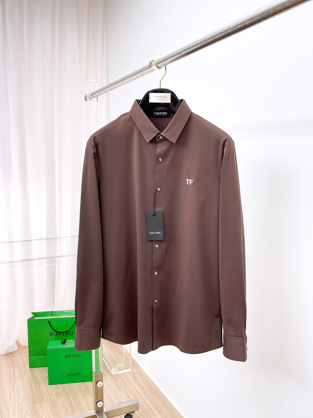 NO:612850,TF men's shirt, business casual slim long-sleeved shirt!  A must-have for all men, suitable for both business and leisure!  Early autumn limited edition model with urban business temperament!  It is a very rare counter OEM to order directly to the counter. It is not a problem to save thousands. The tailoring of the shirt is even more precise and plastic. Every man's upper body and back will feel as if he has been tailor-made!  There is no need for too many primary color decorations. For men, simplicity is its own charm!  Made from imported organic cotton, the shape is more crisp and natural, the touch is extremely comfortable, and the fit is excellent!  T size M-3xL,,tom ford,shirts,alexander wang19860909TF 男士衬衫,商务休闲修身款长袖衬衣！ 所有男士必不可缺的一款,宜商务 宜休闲！早秋限量新款,都市商务气质款！ 非常稀有的专柜代工直供柜台的订单,省个大几千不是问题,衬衫的版型剪裁更是精剪塑性,任何一个男士上身后都犹如量身定做一般！不需要过多的原色装饰,对于男士来说极简便是自身魅力！ 客供进口有机棉打造,更显版型的挺括自然, 触感极为舒适,贴身性能绝佳！T尺码M-3xL,,tom ford,shirts,alexander wang,Men's clothing