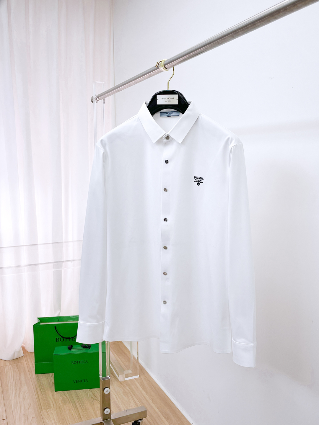 NO:612865,PRADA Men's shirt, business casual slim long-sleeved shirt!  A must-have for all men, suitable for both business and leisure!  Early autumn limited edition model with urban business temperament!  It is a very rare counter OEM to order directly to the counter. It is not a problem to save thousands. The tailoring of the shirt is even more precise and plastic. Every man's upper body and back will feel as if he has been tailor-made!  There is no need for too many primary color decorations. For men, simplicity is its own charm!  Made from imported organic cotton, the shape is more crisp and natural, the touch is extremely comfortable, and the fit is excellent!  T size M-3xL,,prada,prada,shirts,alexander wang19860909PRADA 普拉达 男士衬衫,商务休闲修身款长袖衬衣！ 所有男士必不可缺的一款,宜商务 宜休闲！早秋限量新款,都市商务气质款！ 非常稀有的专柜代工直供柜台的订单,省个大几千不是问题,衬衫的版型剪裁更是精剪塑性,任何一个男士上身后都犹如量身定做一般！不需要过多的原色装饰,对于男士来说极简便是自身魅力！ 客供进口有机棉打造,更显版型的挺括自然, 触感极为舒适,贴身性能绝佳！T尺码M-3xL,,prada,prada,shirts,alexander wang,Men's clothing