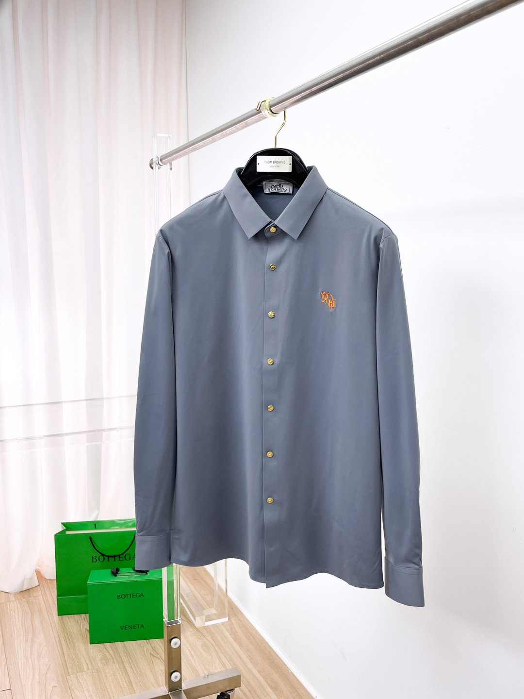 NO:612873,Hermès men's shirts, business casual slim long-sleeved shirts!  A must-have for all men, suitable for both business and leisure!  Early autumn limited edition model with urban business temperament!  It is a very rare counter OEM to order directly to the counter. It is not a problem to save thousands. The tailoring of the shirt is even more precise and plastic. Every man's upper body and back will feel as if he has been tailor-made!  There is no need for too many primary color decorations. For men, simplicity is its own charm!  Made from imported organic cotton, the shape is more crisp and natural, the touch is extremely comfortable, and the fit is excellent!  T size M-3xL,,hermes,shirts,alexander wang19860909爱马仕 男士衬衫,商务休闲修身款长袖衬衣！ 所有男士必不可缺的一款,宜商务 宜休闲！早秋限量新款,都市商务气质款！ 非常稀有的专柜代工直供柜台的订单,省个大几千不是问题,衬衫的版型剪裁更是精剪塑性,任何一个男士上身后都犹如量身定做一般！不需要过多的原色装饰,对于男士来说极简便是自身魅力！ 客供进口有机棉打造,更显版型的挺括自然, 触感极为舒适,贴身性能绝佳！T尺码M-3xL,,hermes,shirts,alexander wang,Men's clothing