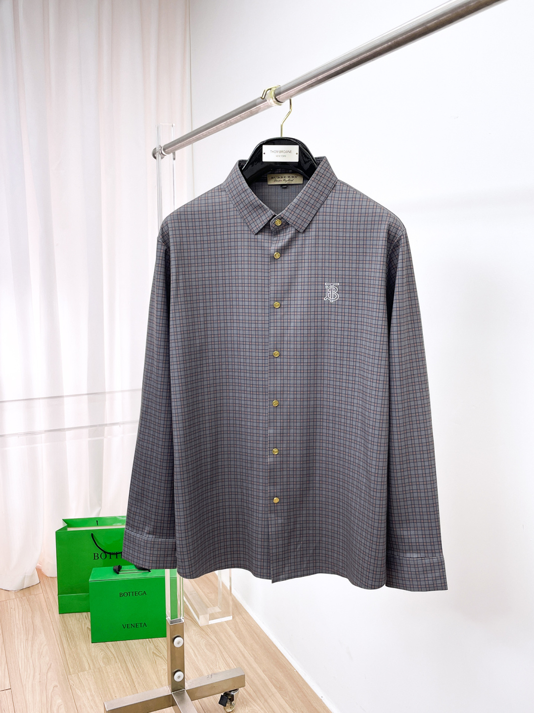 NO:612882,Burberry men's shirt, business casual slim long-sleeved shirt!  A must-have for all men, suitable for both business and leisure!  Early autumn limited edition model with urban business temperament!  It is a very rare counter OEM to order directly to the counter. It is not a problem to save thousands. The tailoring of the shirt is even more precise and plastic. Every man's upper body and back will feel as if he has been tailor-made!  There is no need for too many primary color decorations. For men, simplicity is its own charm!  Made from imported organic cotton, the shape is more crisp and natural, the touch is extremely comfortable, and the fit is excellent!  T size M-3xL,,burberry,burberry,shirts,alexander wang19860909Burberry 巴宝莉 男士衬衫,商务休闲修身款长袖衬衣！ 所有男士必不可缺的一款,宜商务 宜休闲！早秋限量新款,都市商务气质款！ 非常稀有的专柜代工直供柜台的订单,省个大几千不是问题,衬衫的版型剪裁更是精剪塑性,任何一个男士上身后都犹如量身定做一般！不需要过多的原色装饰,对于男士来说极简便是自身魅力！ 客供进口有机棉打造,更显版型的挺括自然, 触感极为舒适,贴身性能绝佳！T尺码M-3xL,,burberry,burberry,shirts,alexander wang,Men's clothing