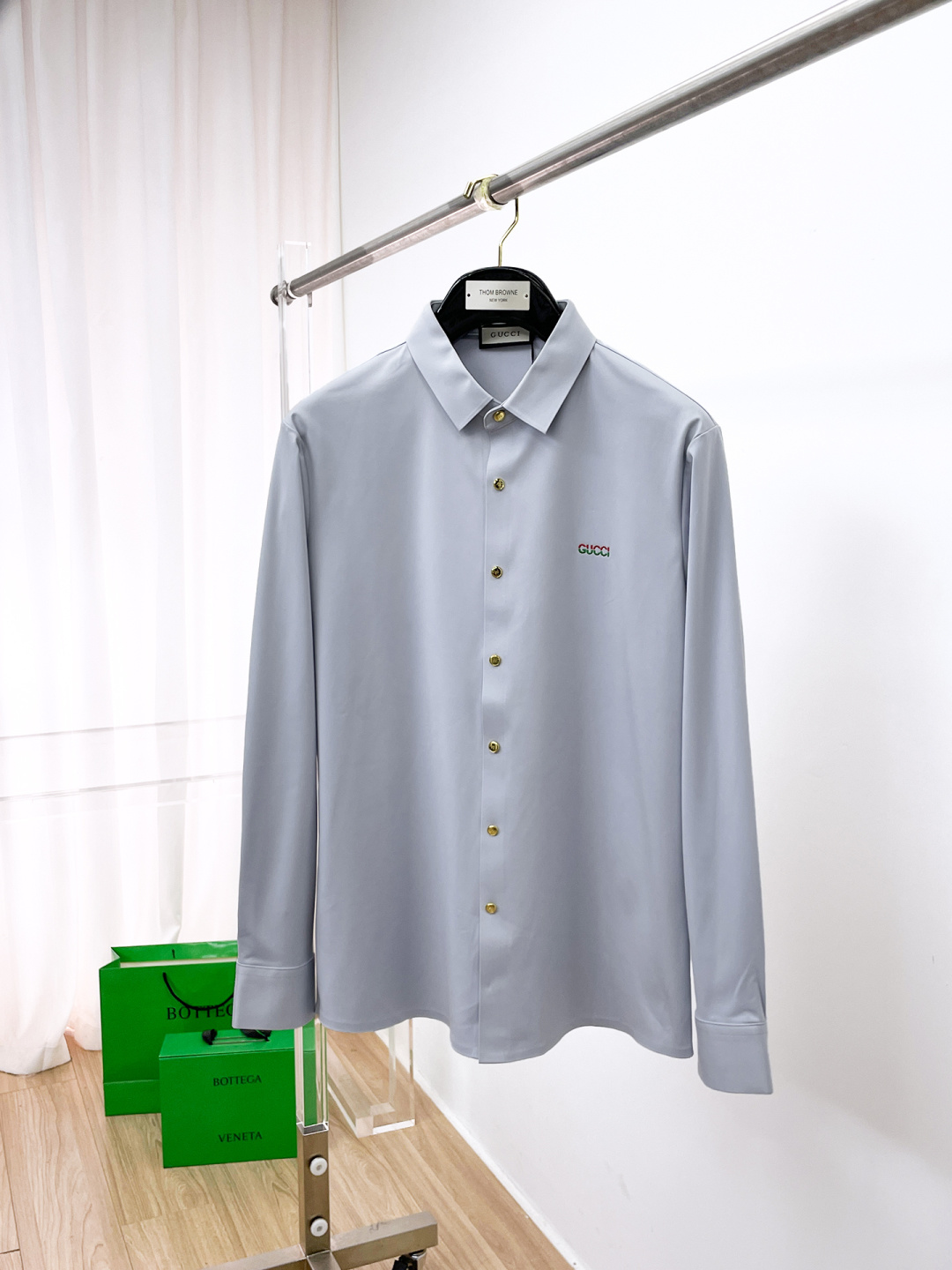 NO:612885,GUCCI men's shirt, business casual slim long-sleeved shirt!  A must-have for all men, suitable for both business and leisure!  Early autumn limited edition model with urban business temperament!  It is a very rare counter OEM to order directly to the counter. It is not a problem to save thousands. The tailoring of the shirt is even more precise and plastic. Every man's upper body and back will feel as if he has been tailor-made!  There is no need for too many primary color decorations. For men, simplicity is its own charm!  Made from imported organic cotton, the shape is more crisp and natural, the touch is extremely comfortable, and the fit is excellent!  T size M-3xL,,gucci,shirts,alexander wang19860909GUCCI 古奇 男士衬衫,商务休闲修身款长袖衬衣！ 所有男士必不可缺的一款,宜商务 宜休闲！早秋限量新款,都市商务气质款！ 非常稀有的专柜代工直供柜台的订单,省个大几千不是问题,衬衫的版型剪裁更是精剪塑性,任何一个男士上身后都犹如量身定做一般！不需要过多的原色装饰,对于男士来说极简便是自身魅力！ 客供进口有机棉打造,更显版型的挺括自然, 触感极为舒适,贴身性能绝佳！T尺码M-3xL,,gucci,shirts,alexander wang,Men's clothing