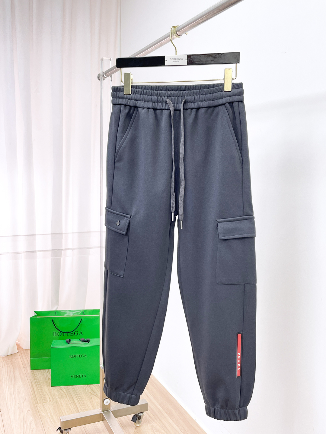 NO:682524,PRADA Prada's top products 2025 autumn and winter new casual pants!  On sale simultaneously on the official website. The brand's classic LOGO casual pants, customized fabrics, extremely comfortable, strong touch. Highly recognizable, perfect appearance and craftsmanship. Sizes M-3XL, prada, prada,19860909PRADA 普拉达 顶级货品 2025秋冬新款休闲裤！官网同步发售.品牌经典LOGO休闲裤 ,定制面料,舒适度极好,手触感强烈.辨识度极高,完美品相工艺. 尺码M-3XL,,prada,prada,,Men's clothing