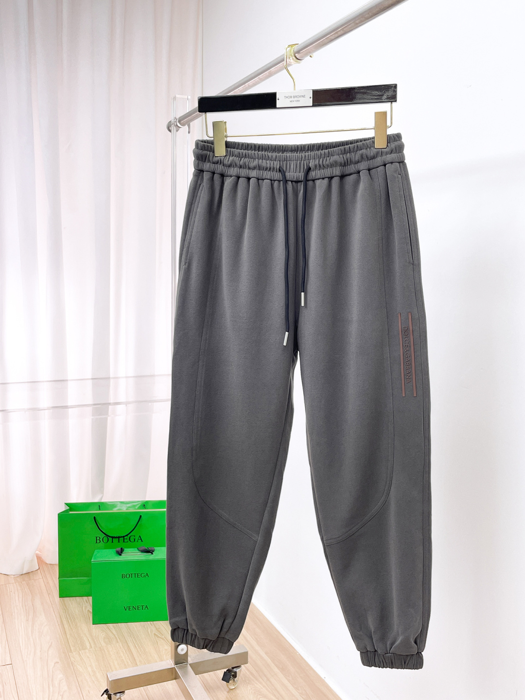 NO:682528,DG top product 2025 autumn and winter new casual pants!  On sale simultaneously on the official website. The brand's classic LOGO casual pants, customized fabrics, excellent comfort, strong touch. Highly recognizable, perfect appearance and craftsmanship. Sizes M-3XL,,19860909DG 顶级货品 2025秋冬新款休闲裤！官网同步发售.品牌经典LOGO休闲裤 ,定制面料,舒适度极好,手触感强烈.辨识度极高,完美品相工艺. 尺码M-3XL,,,Men's clothing