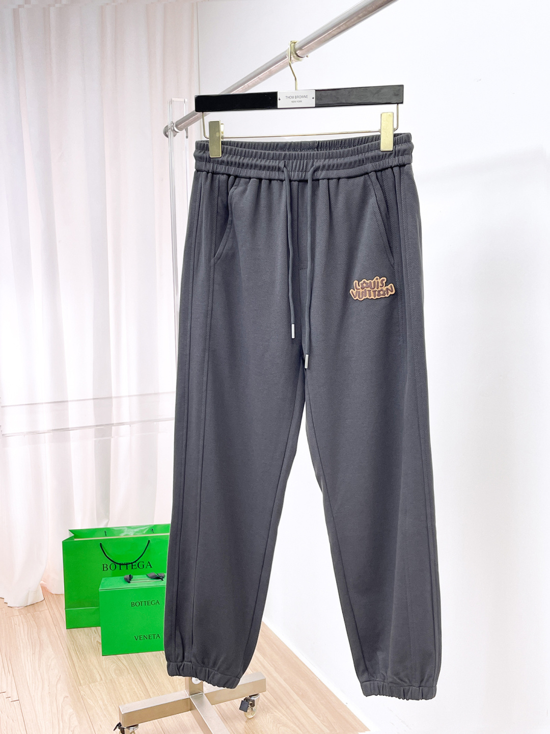 NO:682501,LV top products 2025 autumn and winter new casual pants!  On sale simultaneously on the official website. The brand's classic LOGO casual pants, customized fabrics, excellent comfort, strong touch. Highly recognizable, perfect appearance and craftsmanship. Sizes M-3XL, Louis Vuitton,19860909LV 顶级货品 2025秋冬新款休闲裤！官网同步发售.品牌经典LOGO休闲裤 ,定制面料,舒适度极好,手触感强烈.辨识度极高,完美品相工艺. 尺码M-3XL,,louis vuitton,,Men's clothing