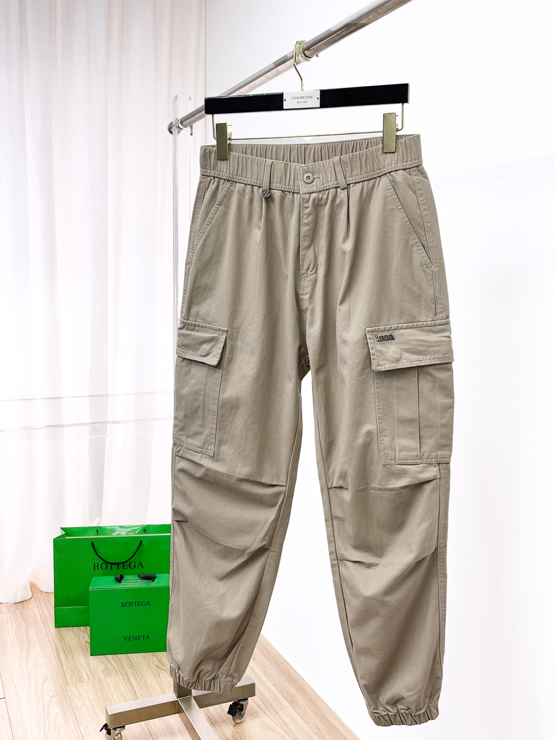 NO:682495,Ermenegildo Zegna's top products 2025 autumn and winter new casual pants!  On sale simultaneously on the official website. Brand classic LOGO casual pants, customized fabrics, extremely comfortable, strong touch. Highly recognizable, perfect appearance and craftsmanship. Sizes M-3XL,,zegna,19860909杰尼亚 顶级货品 2025秋冬新款休闲裤！官网同步发售.品牌经典LOGO休闲裤 ,定制面料,舒适度极好,手触感强烈.辨识度极高,完美品相工艺. 尺码M-3XL,,zegna,,Men's clothing