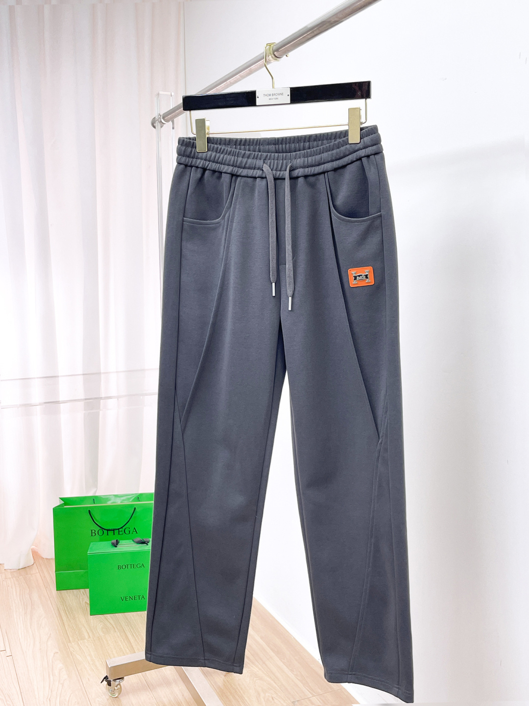 NO:682490,Hermès top products 2025 autumn and winter new casual pants!  On sale simultaneously on the official website. The brand's classic LOGO casual pants, customized fabrics, extremely comfortable, strong touch. Highly recognizable, perfect appearance and craftsmanship. Sizes M-3XL,, hermes,19860909爱马仕 顶级货品 2025秋冬新款休闲裤！官网同步发售.品牌经典LOGO休闲裤 ,定制面料,舒适度极好,手触感强烈.辨识度极高,完美品相工艺. 尺码M-3XL,,hermes,,Men's clothing
