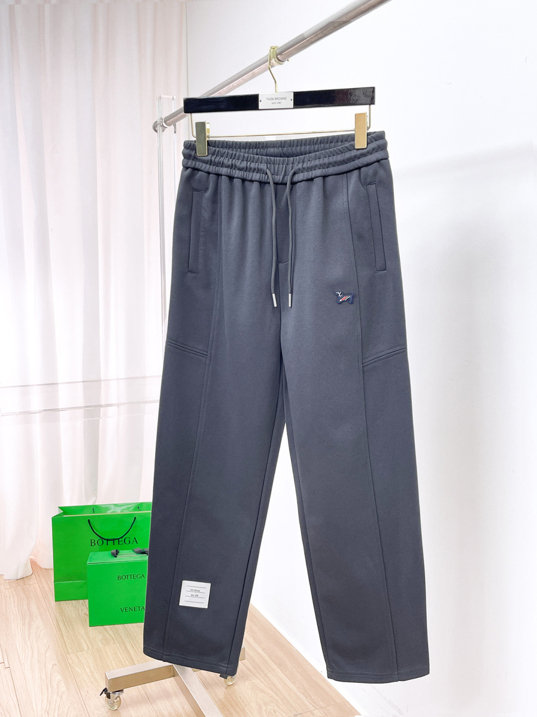 NO:682506,TB top product 2025 autumn and winter new casual pants!  On sale simultaneously on the official website. The brand's classic LOGO casual pants, customized fabrics, excellent comfort, strong touch. Highly recognizable, perfect appearance and craftsmanship. Sizes M-3XL,,19860909TB 顶级货品 2025秋冬新款休闲裤！官网同步发售.品牌经典LOGO休闲裤 ,定制面料,舒适度极好,手触感强烈.辨识度极高,完美品相工艺. 尺码M-3XL,,,Men's clothing