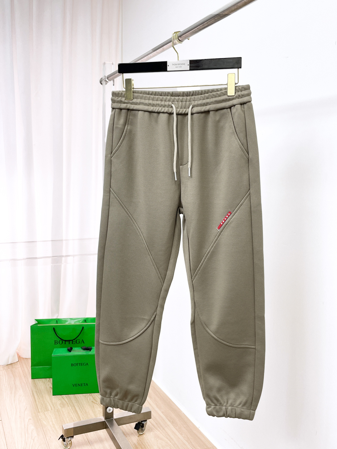 NO:682511,PRADA Prada's top products 2025 autumn and winter new casual pants!  On sale simultaneously on the official website. The brand's classic LOGO casual pants, customized fabrics, extremely comfortable, strong touch. Highly recognizable, perfect appearance and craftsmanship. Sizes M-3XL, prada, prada,19860909PRADA 普拉达 顶级货品 2025秋冬新款休闲裤！官网同步发售.品牌经典LOGO休闲裤 ,定制面料,舒适度极好,手触感强烈.辨识度极高,完美品相工艺. 尺码M-3XL,,prada,prada,,Men's clothing