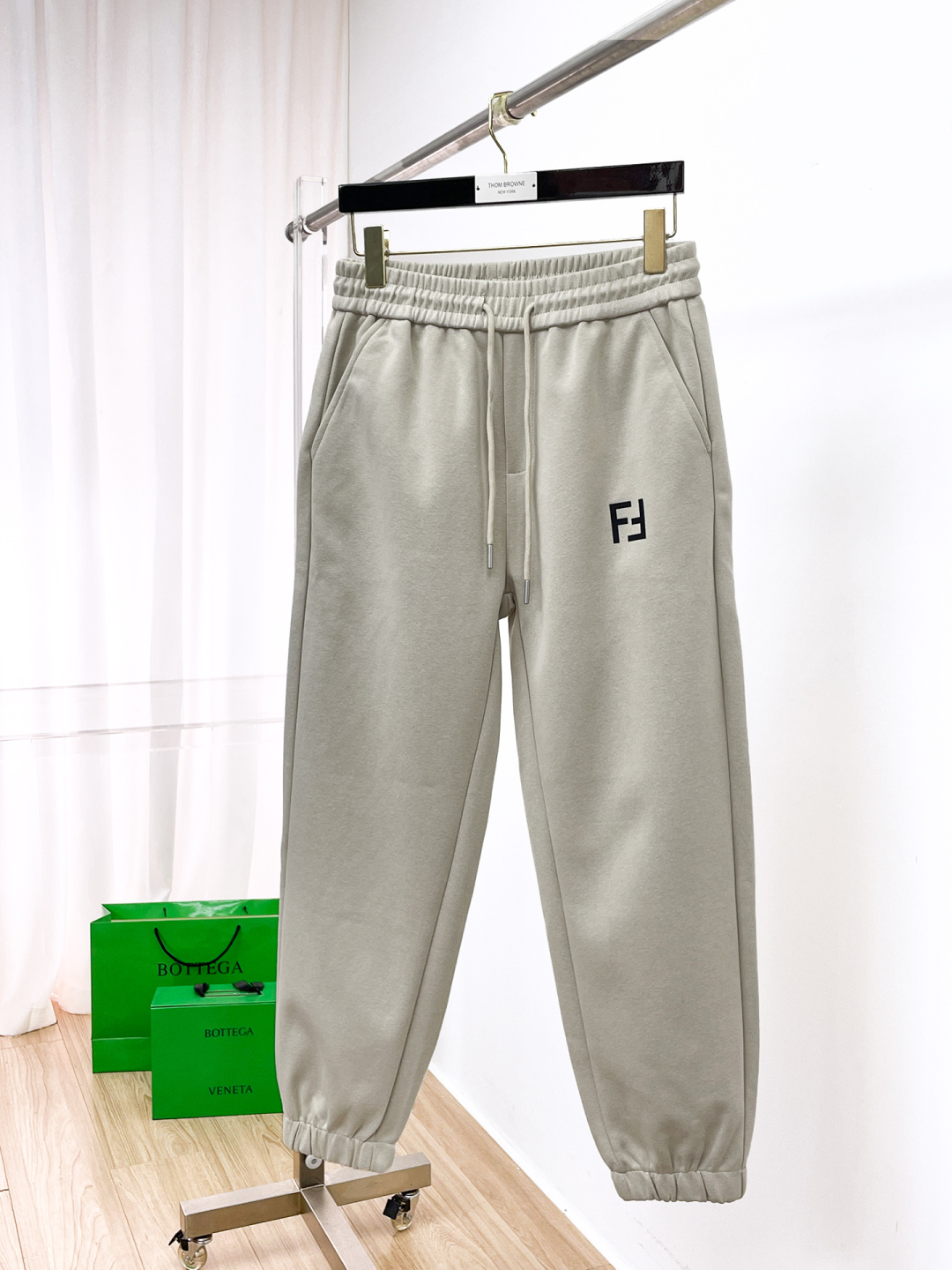 NO:682517,FENDI Fendi's top products 2025 autumn and winter new casual pants!  On sale simultaneously on the official website. The brand's classic LOGO casual pants, customized fabrics, excellent comfort, strong touch. Highly recognizable, perfect appearance and craftsmanship. Sizes M-3XL,, fendi, fendi,19860909FENDI 芬迪 顶级货品 2025秋冬新款休闲裤！官网同步发售.品牌经典LOGO休闲裤 ,定制面料,舒适度极好,手触感强烈.辨识度极高,完美品相工艺. 尺码M-3XL,,fendi,fendi,,Men's clothing