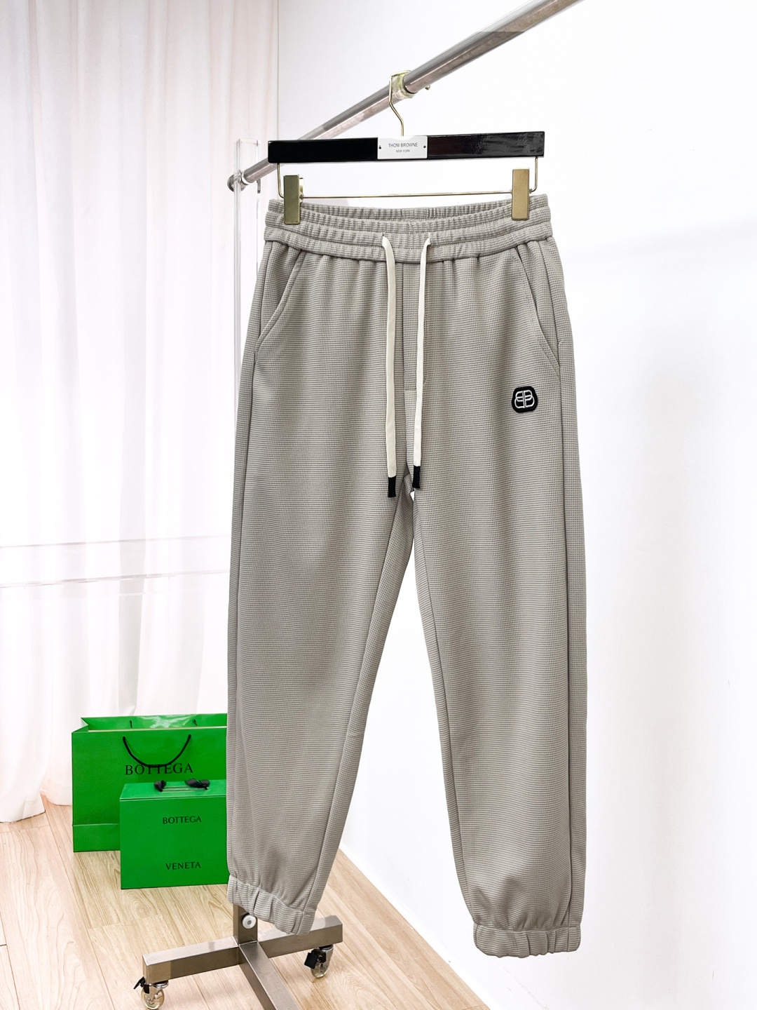 NO:682523,Balenciaga top product 2025 autumn and winter new casual pants!  On sale simultaneously on the official website. The brand's classic LOGO casual pants, customized fabrics, excellent comfort, strong touch. Highly recognizable, perfect appearance and craftsmanship. Sizes M-3XL, balenciaga,19860909巴黎世家 顶级货品 2025秋冬新款休闲裤！官网同步发售.品牌经典LOGO休闲裤 ,定制面料,舒适度极好,手触感强烈.辨识度极高,完美品相工艺. 尺码M-3XL,,balenciaga,,Men's clothing