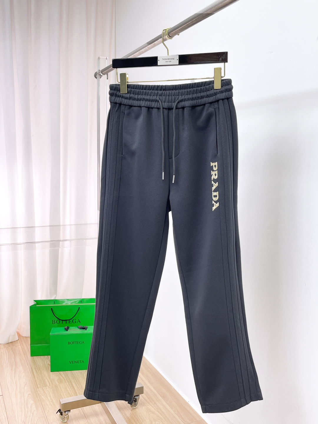 NO:682533,PRADA Prada's top products 2025 autumn and winter new casual pants!  On sale simultaneously on the official website. The brand's classic LOGO casual pants, customized fabrics, extremely comfortable, strong touch. Highly recognizable, perfect appearance and craftsmanship. Sizes M-3XL, prada, prada,19860909PRADA 普拉达 顶级货品 2025秋冬新款休闲裤！官网同步发售.品牌经典LOGO休闲裤 ,定制面料,舒适度极好,手触感强烈.辨识度极高,完美品相工艺. 尺码M-3XL,,prada,prada,,Men's clothing