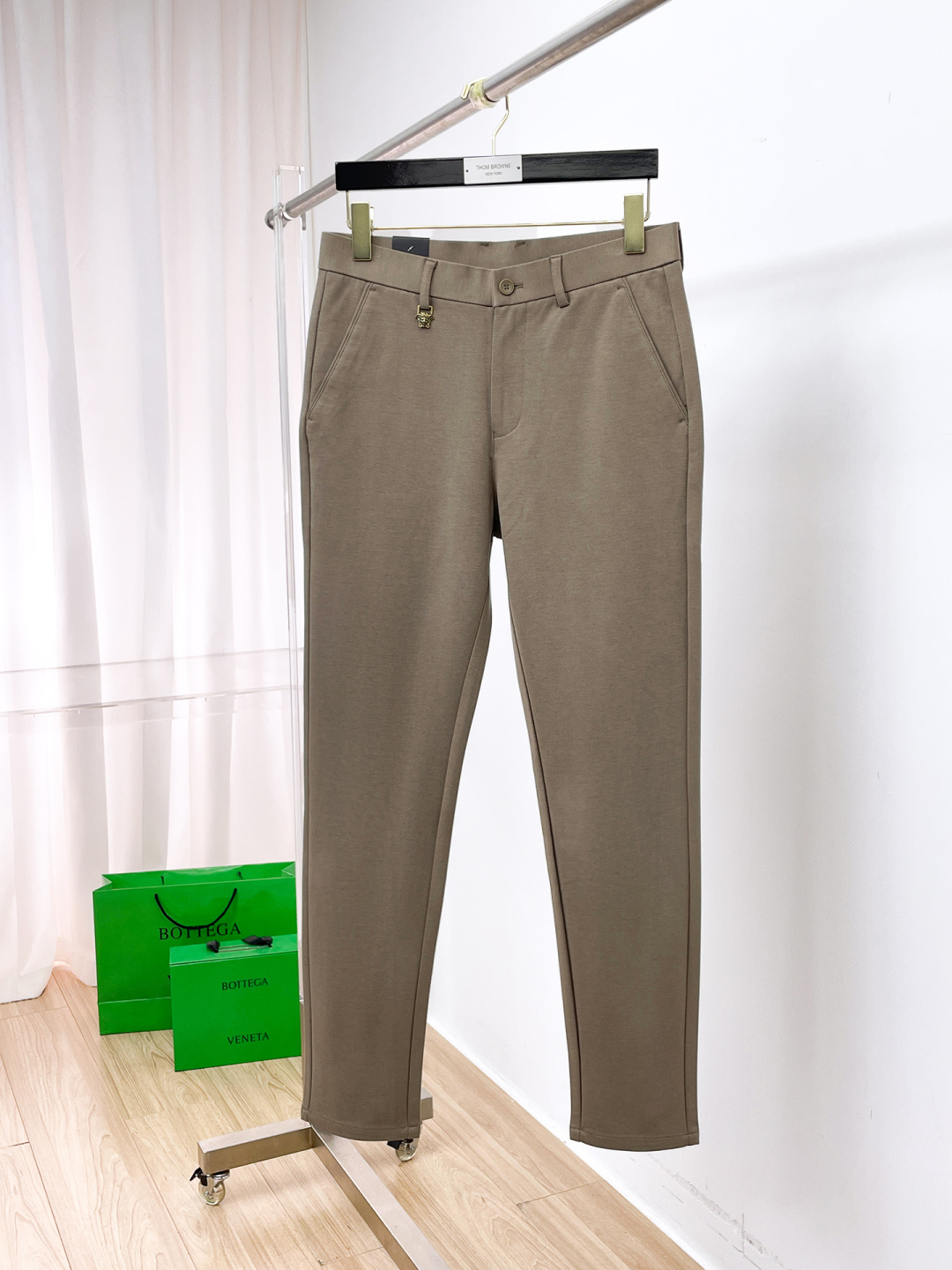 NO:653070,Versace's new arrival, 2025 autumn and winter new products, are available at counters. The best casual pants counters in physical stores are original 1:1 good products, suitable for all ages. The highest version of European imported fabrics on the market. Comfortable, soft and skin-friendly, with super upper body effects, fashionable and versatile, straight and stylish, a wardrobe must-have!  Suitable for any occasion. Sizes: 30-38, versace, alexander wang19860909范思哲 新款来袭2025秋冬新款新品 专柜有售 实体店极品休闲裤专柜原版1:1好货,适合各个年龄段.市场最高版本的欧洲进口面料.舒适柔软亲肤,上身效果超级棒时尚百搭,笔挺有型,衣橱必备！适合任何场合穿着 尺码:30-38,,versace,alexander wang,Men's clothing