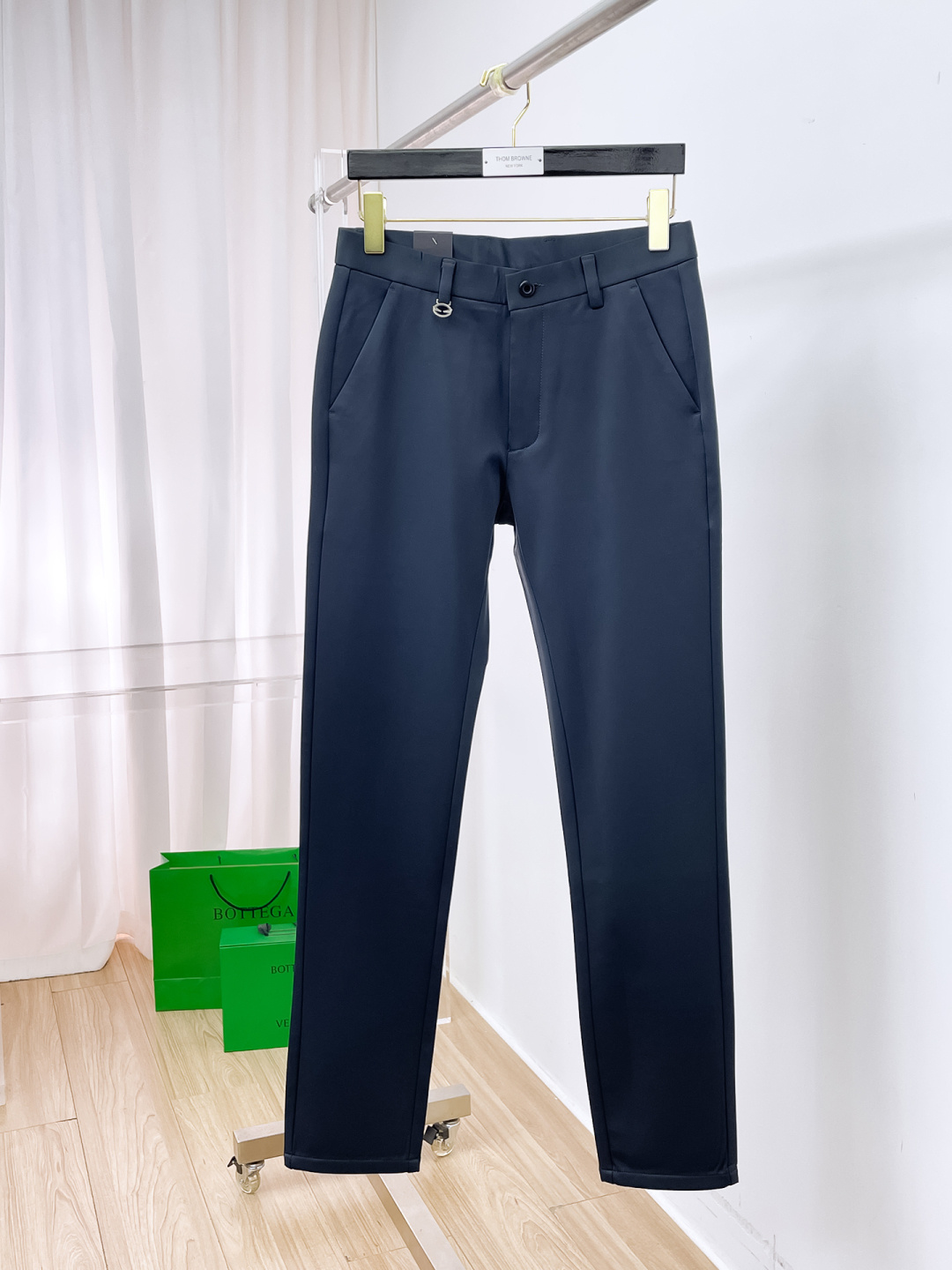 NO:653064,FENDI Fendi's new arrival 2025 autumn and winter new products are available at counters. The best casual pants counters in physical stores are original 1:1 good products, suitable for all ages. The highest version of European imported fabrics on the market. Comfortable, soft and skin-friendly, the upper body effect is super fashionable and versatile, straight and stylish, a wardrobe must-have!  Suitable for any occasion. Size: 30-38, fendi, fendi, alexander wang19860909FENDI 芬迪 新款来袭2025秋冬新款新品 专柜有售 实体店极品休闲裤专柜原版1:1好货,适合各个年龄段.市场最高版本的欧洲进口面料.舒适柔软亲肤,上身效果超级棒时尚百搭,笔挺有型,衣橱必备！适合任何场合穿着 尺码:30-38,,fendi,fendi,alexander wang,Men's clothing