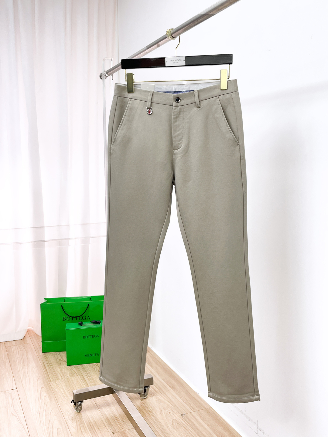 NO:653056,GUCCI Gucci new arrivals 2025 autumn and winter new products are available at counters. The best casual pants counters in physical stores are original 1:1 good products, suitable for all ages. The highest version of European imported fabrics on the market. Comfortable, soft and skin-friendly, the upper body effect is super fashionable and versatile, straight and stylish, a wardrobe must-have!  Suitable for any occasion. Sizes: 30-38, gucci, alexander wang19860909GUCCI 古奇 新款来袭2025秋冬新款新品 专柜有售 实体店极品休闲裤专柜原版1:1好货,适合各个年龄段.市场最高版本的欧洲进口面料.舒适柔软亲肤,上身效果超级棒时尚百搭,笔挺有型,衣橱必备！适合任何场合穿着 尺码:30-38,,gucci,alexander wang,Men's clothing