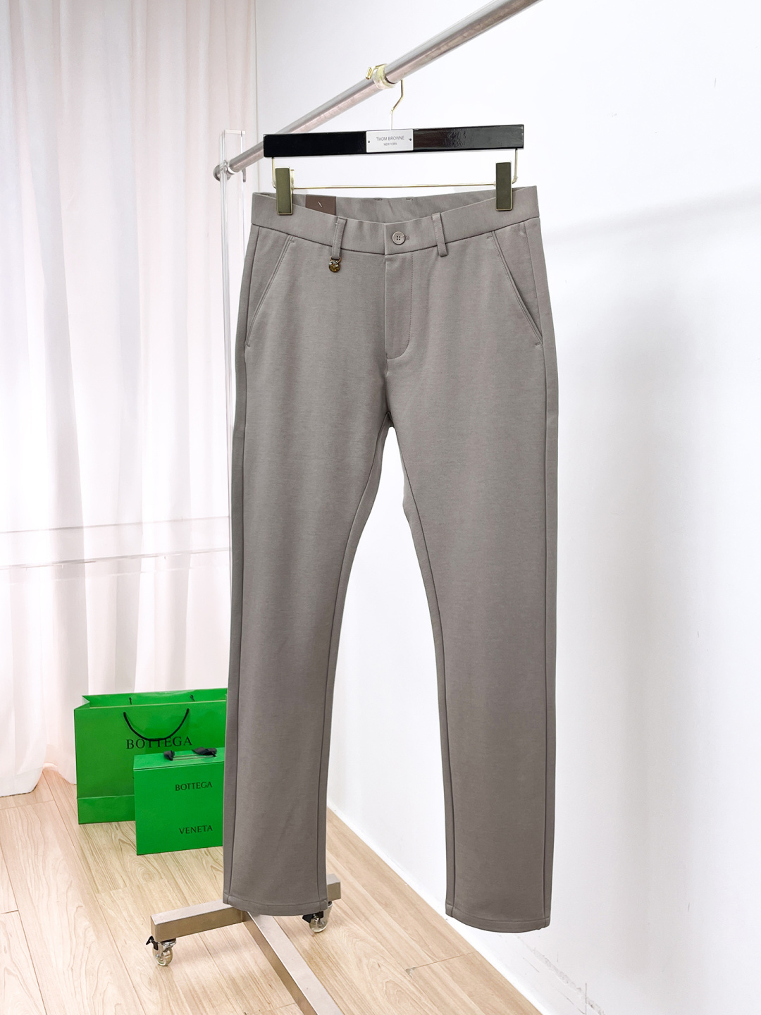 NO:653048,LV's new arrival, 2025 autumn and winter new products, are available at counters. The best casual pants counters in physical stores are original 1:1 good products, suitable for all ages. The highest version of European imported fabrics on the market. Comfortable, soft and skin-friendly, with super upper body effects, fashionable and versatile, straight and stylish, a wardrobe must-have!  Suitable for any occasion. Size: 30-38, louis vuitton, alexander wang19860909LV 新款来袭2025秋冬新款新品 专柜有售 实体店极品休闲裤专柜原版1:1好货,适合各个年龄段.市场最高版本的欧洲进口面料.舒适柔软亲肤,上身效果超级棒时尚百搭,笔挺有型,衣橱必备！适合任何场合穿着 尺码:30-38,,louis vuitton,alexander wang,Men's clothing