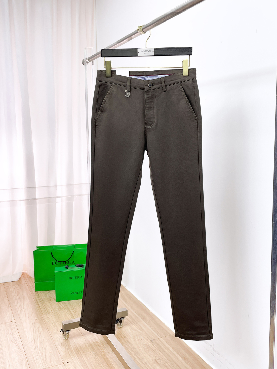 NO:653040,Burberry new arrivals 2025 autumn and winter new products are available at counters. The best casual pants counters in physical stores are original 1:1 good products, suitable for all ages. The highest version of European imported fabrics on the market. Comfortable, soft and skin-friendly, the upper body effect is super fashionable and versatile, straight and stylish, a wardrobe must-have!  Suitable for any occasion. Size: 30-38,,burberry,burberry,alexander wang19860909Burberry 巴宝莉 新款来袭2025秋冬新款新品 专柜有售 实体店极品休闲裤专柜原版1:1好货,适合各个年龄段.市场最高版本的欧洲进口面料.舒适柔软亲肤,上身效果超级棒时尚百搭,笔挺有型,衣橱必备！适合任何场合穿着 尺码:30-38,,burberry,burberry,alexander wang,Men's clothing