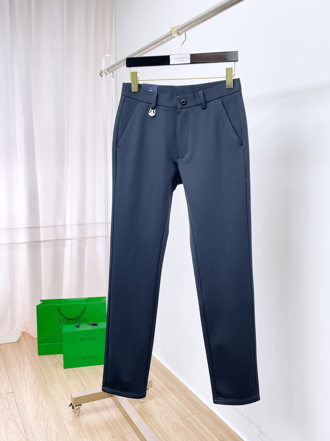 NO:653022,PRADA New arrivals 2025 autumn and winter new products are available at counters. The best casual pants counters in physical stores are original 1:1 good products, suitable for all ages. The highest version of European imported fabrics on the market. Comfortable, soft and skin-friendly, the upper body effect is super fashionable and versatile, straight and stylish, a wardrobe must-have!  Suitable for any occasion. Sizes: 30-38, prada, prada, alexander wang19860909PRADA 普拉达 新款来袭2025秋冬新款新品 专柜有售 实体店极品休闲裤专柜原版1:1好货,适合各个年龄段.市场最高版本的欧洲进口面料.舒适柔软亲肤,上身效果超级棒时尚百搭,笔挺有型,衣橱必备！适合任何场合穿着 尺码:30-38,,prada,prada,alexander wang,Men's clothing