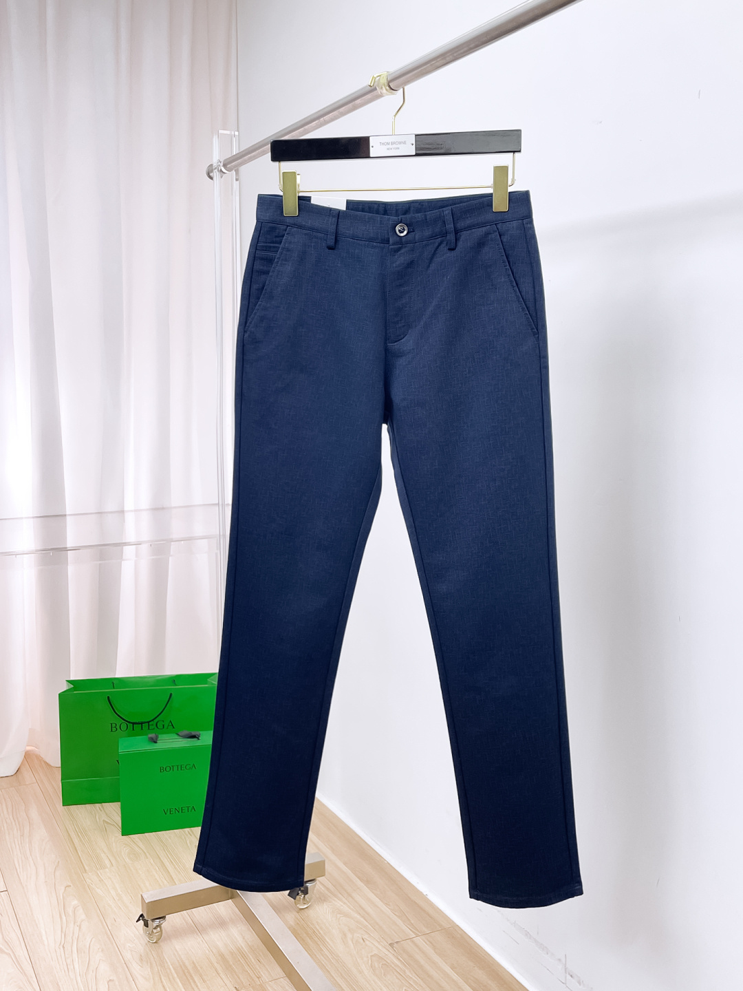 NO:653004,TB new arrival 2025 autumn and winter new products are available at counters. The best casual pants counters in physical stores are original 1:1 goods, suitable for all ages. The highest version of European imported fabrics on the market. Comfortable, soft and skin-friendly, with super upper body effect. Fashionable and versatile, straight and stylish, a wardrobe must-have!  Suitable for any occasion. Size: 30-38, alexander wang19860909TB 新款来袭2025秋冬新款新品 专柜有售 实体店极品休闲裤专柜原版1:1好货,适合各个年龄段.市场最高版本的欧洲进口面料.舒适柔软亲肤,上身效果超级棒时尚百搭,笔挺有型,衣橱必备！适合任何场合穿着 尺码:30-38,,alexander wang,Men's clothing