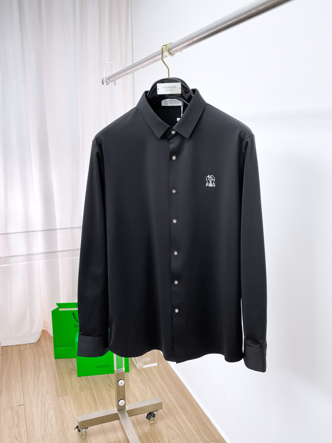 NO:623734,'BC' Original order. Hot item coming. 2025ss official website new long-sleeved shirt, exquisite embroidered logo high-end version, counter custom fabric. High breathability and comfort, precision production, perfect detail processing, brand element design concept, reflecting high quality. It feels delicate and soft!  It presents a casual cut and the upper body shape is awesome!  Size M-3XL,,shirts,alexander wang19860909《BC》 原单货. 爆款来袭 2025ss官网新款长袖 衬衫 衬衣,精美刺绣Logo 高端版本,专柜定制面料 透气舒适度高,精工制作,细节处理完美无可挑剔,品牌元素设计理念,体现高品质.手感细腻柔软！呈现休闲裁剪,上身版型超赞！码数M-3XL,,shirts,alexander wang,Men's clothing