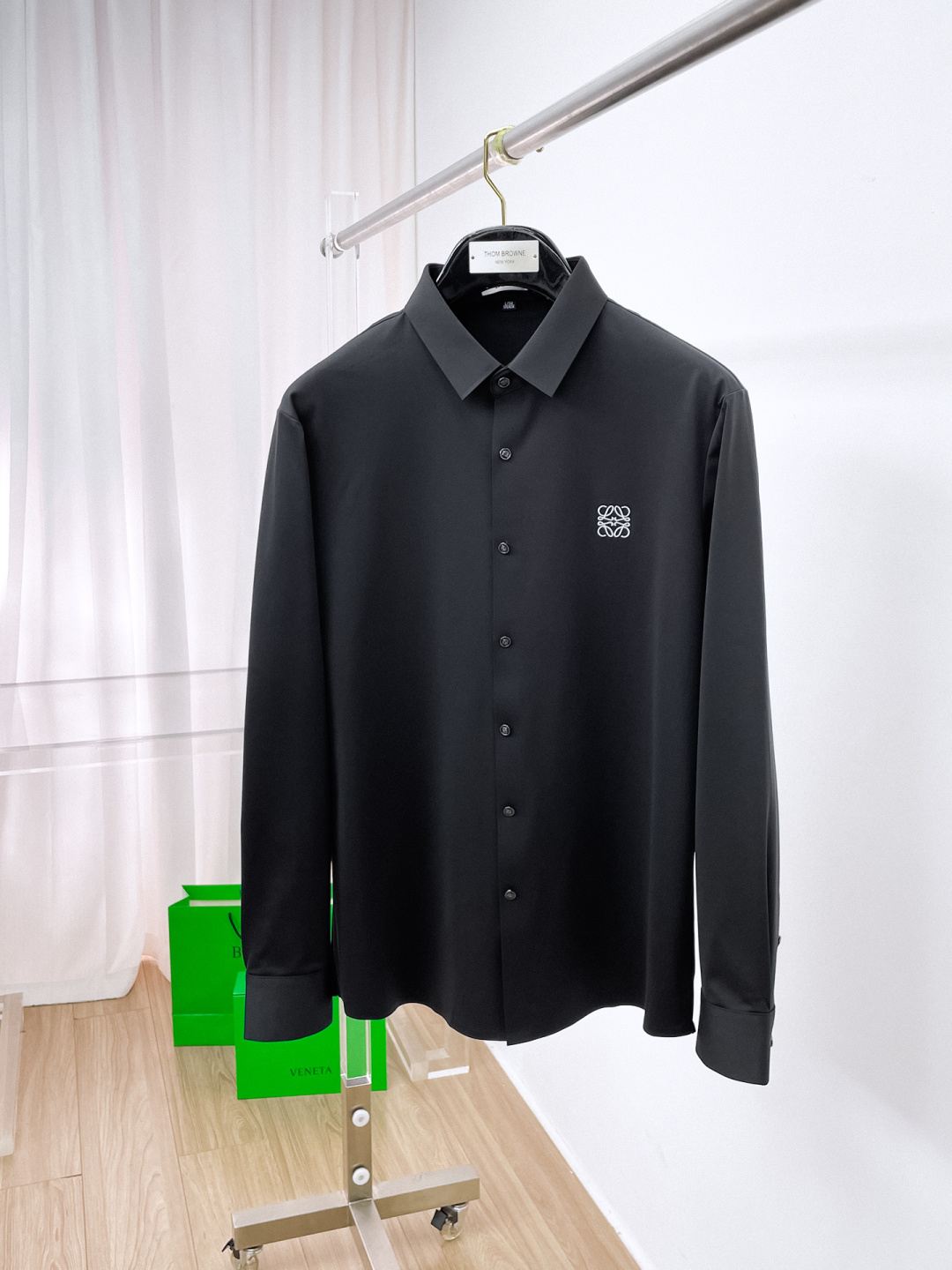 NO:623764,'Loewe' original order. Hot sale coming. 2025ss official website new long-sleeved shirt, exquisite embroidered logo high-end version, counter customized fabric. High breathability and comfort, precision production, perfect detail processing, brand element design concept, reflecting high quality. It feels delicate and soft!  It presents a casual cut and the upper body shape is awesome!  Size M-3XL,,loewe,shirts,alexander wang19860909《罗意威》 原单货. 爆款来袭 2025ss官网新款长袖 衬衫 衬衣,精美刺绣Logo 高端版本,专柜定制面料 透气舒适度高,精工制作,细节处理完美无可挑剔,品牌元素设计理念,体现高品质.手感细腻柔软！呈现休闲裁剪,上身版型超赞！码数M-3XL,,loewe,shirts,alexander wang,Men's clothing