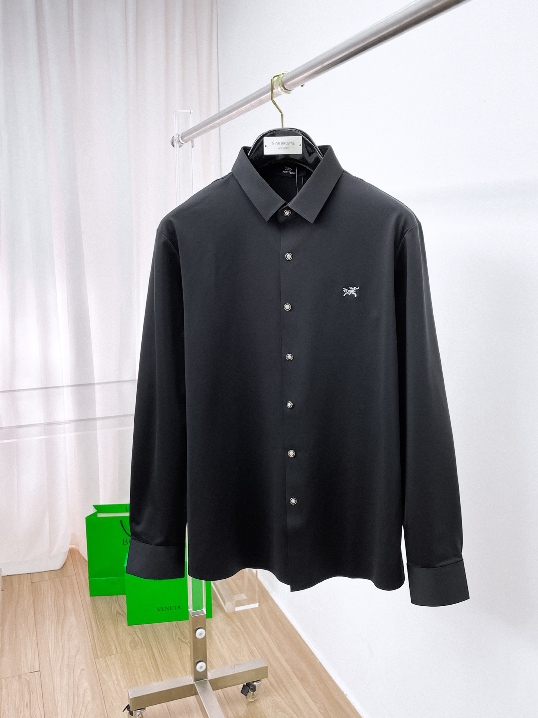 NO:623768,'Archaeopteryx' original order. Hot item is coming. 2025ss official website new long-sleeved shirt, exquisite embroidered logo high-end version, counter customized fabric, high breathability and comfort, precision production, perfect detail processing, brand element design concept, reflecting high quality. Delicate and soft touch!  It presents a casual cut and the upper body shape is awesome!  Size M-3XL,arc'teryx,shirts,alexander wang19860909《始祖鸟》 原单货. 爆款来袭 2025ss官网新款长袖 衬衫 衬衣,精美刺绣Logo 高端版本,专柜定制面料 透气舒适度高,精工制作,细节处理完美无可挑剔,品牌元素设计理念,体现高品质.手感细腻柔软！呈现休闲裁剪,上身版型超赞！码数M-3XL,arc'teryx,shirts,alexander wang,Men's clothing