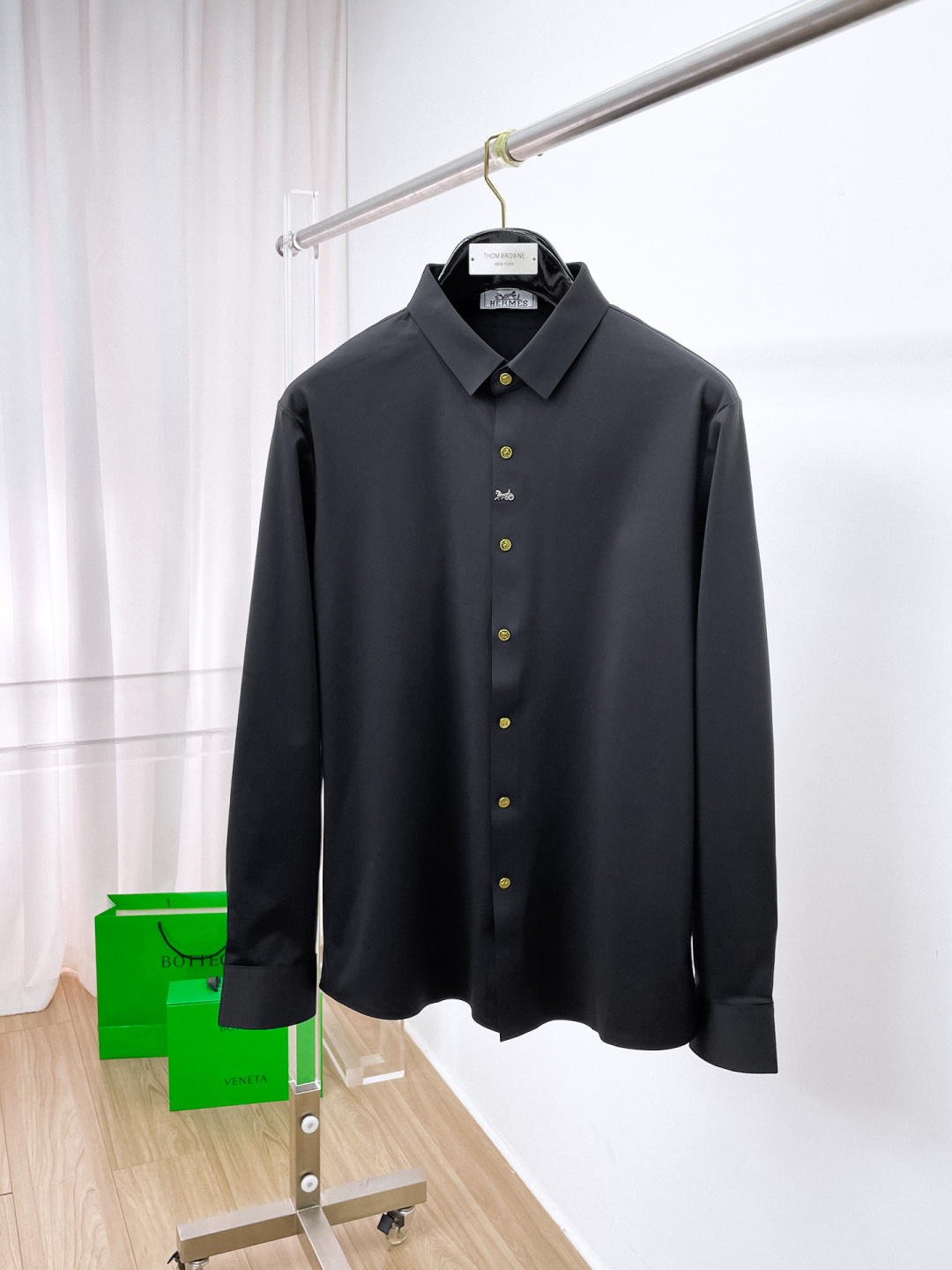 NO:623752,'Hermès' original order. Hot sale is coming. 2025ss official website new long-sleeved shirt, exquisite embroidered logo high-end version, counter customized fabric. High breathability and comfort, precision production, perfect detail processing, brand element design concept, reflecting high quality. Delicate and soft touch!  It presents a casual cut and the upper body shape is awesome!  Size M-3XL,,hermes,shirts,alexander wang19860909《爱马仕》 原单货. 爆款来袭 2025ss官网新款长袖 衬衫 衬衣,精美刺绣Logo 高端版本,专柜定制面料 透气舒适度高,精工制作,细节处理完美无可挑剔,品牌元素设计理念,体现高品质.手感细腻柔软！呈现休闲裁剪,上身版型超赞！码数M-3XL,,hermes,shirts,alexander wang,Men's clothing