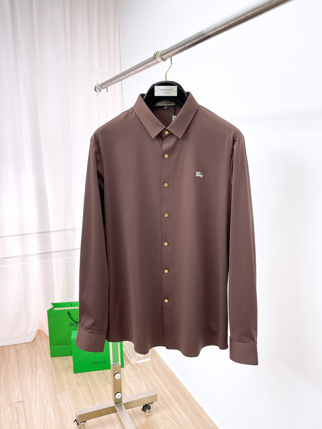 NO:623740,'Burberry' original order. Hot sale coming. 2025ss official website new long-sleeved shirt, exquisite embroidered logo high-end version, counter customized fabric. High breathability and comfort, precision production, perfect detail processing, brand element design concept, reflecting high quality. Delicate and soft touch!  It presents a casual cut and the upper body shape is awesome!  Size M-3XL,,burberry,burberry,shirts,alexander wang19860909《Burberry 巴宝莉》 原单货. 爆款来袭 2025ss官网新款长袖 衬衫 衬衣,精美刺绣Logo 高端版本,专柜定制面料 透气舒适度高,精工制作,细节处理完美无可挑剔,品牌元素设计理念,体现高品质.手感细腻柔软！呈现休闲裁剪,上身版型超赞！码数M-3XL,,burberry,burberry,shirts,alexander wang,Men's clothing