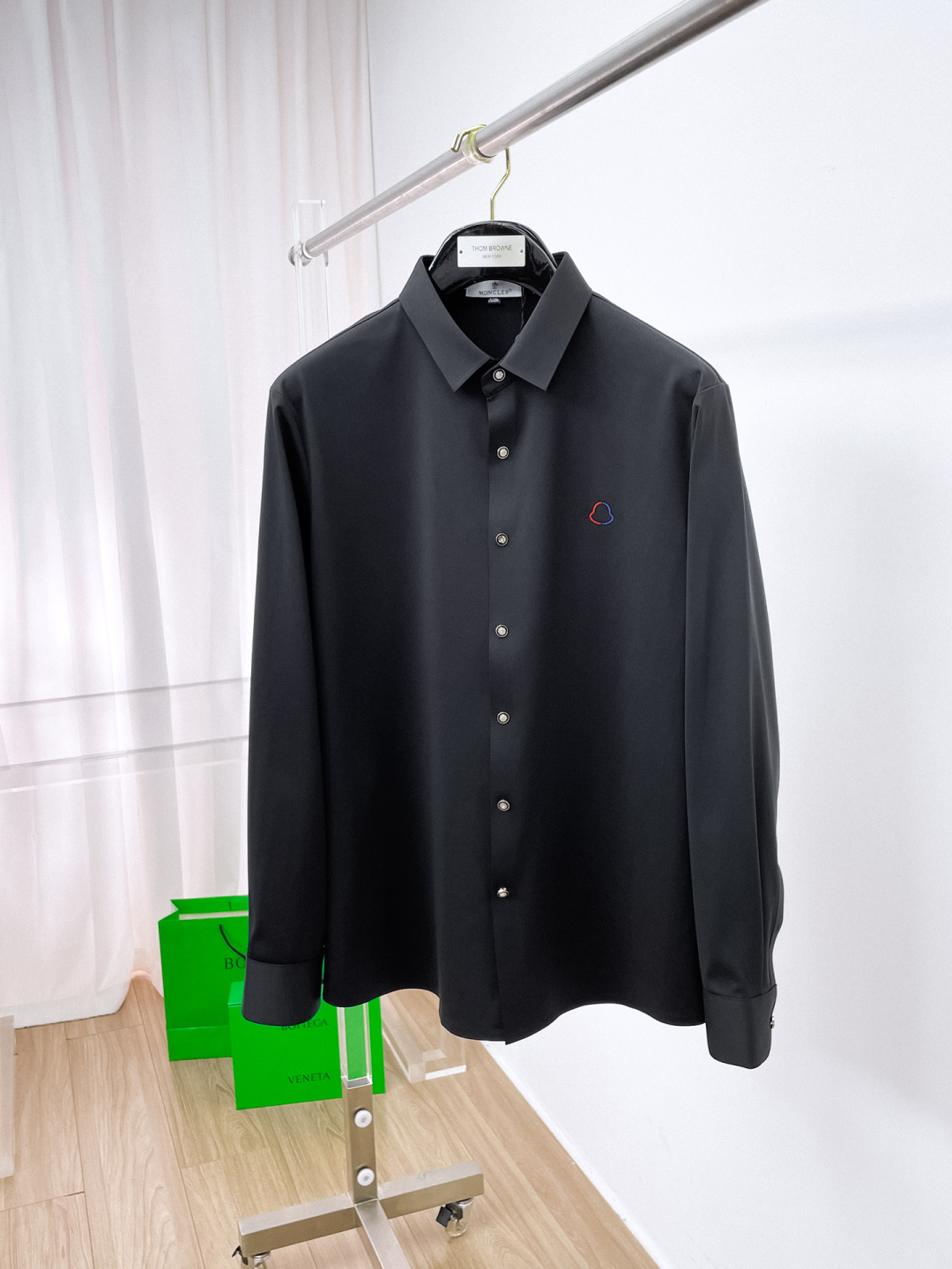 NO:623716,'Meng Mouth' Original order. Hot item coming. 2025ss official website new long-sleeved shirt, exquisite embroidered logo high-end version, counter custom fabric. High breathability and comfort, precision production, perfect detail processing, brand element design concept, reflecting high quality. Delicate and soft touch!  It presents a casual cut and the upper body shape is awesome!  Size M-3XL,,Moncler,shirts,alexander wang19860909《蒙口》 原单货. 爆款来袭 2025ss官网新款长袖 衬衫 衬衣,精美刺绣Logo 高端版本,专柜定制面料 透气舒适度高,精工制作,细节处理完美无可挑剔,品牌元素设计理念,体现高品质.手感细腻柔软！呈现休闲裁剪,上身版型超赞！码数M-3XL,,Moncler,shirts,alexander wang,Men's clothing