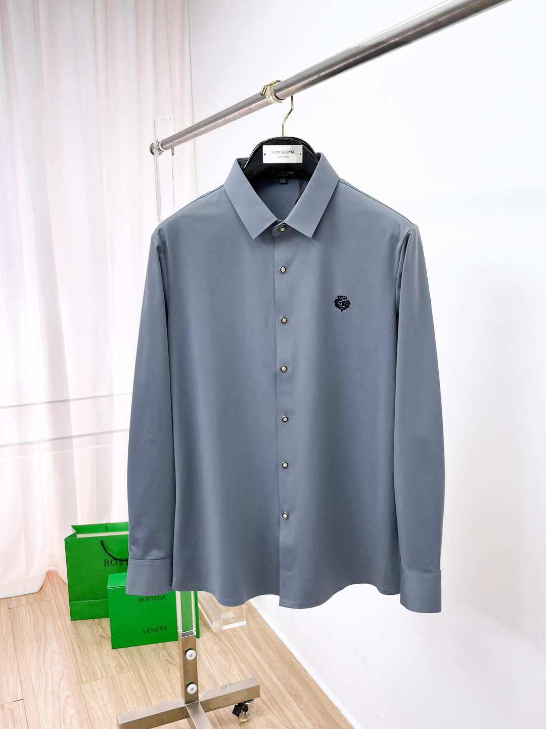 NO:623773,'LP' Original item. Hot item is coming. 2025ss official website new long-sleeved shirt, exquisite embroidered logo high-end version, counter customized fabric, high breathability and comfort, precision production, perfect detail processing, brand element design concept, reflecting high quality. It feels delicate and soft!  It presents a casual cut and the upper body shape is awesome!  Size M-3XL,,loro piana,shirts,alexander wang19860909《LP》 原单货. 爆款来袭 2025ss官网新款长袖 衬衫 衬衣,精美刺绣Logo 高端版本,专柜定制面料 透气舒适度高,精工制作,细节处理完美无可挑剔,品牌元素设计理念,体现高品质.手感细腻柔软！呈现休闲裁剪,上身版型超赞！码数M-3XL,,loro piana,shirts,alexander wang,Men's clothing